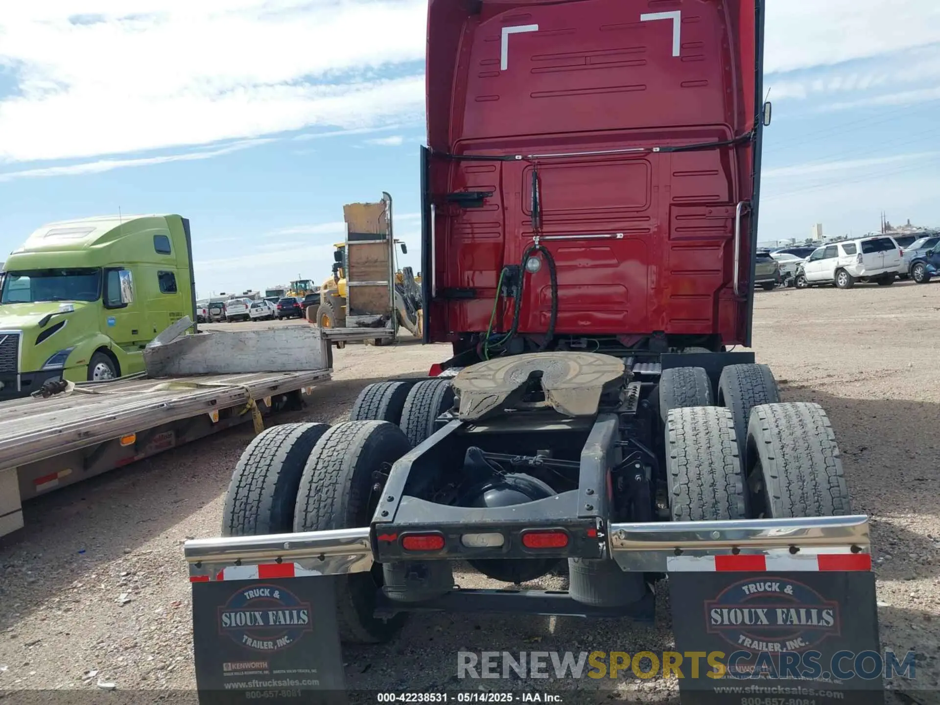15 Photograph of a damaged car 4V4NC9EH2MN235559 VOLVO VNL 2021