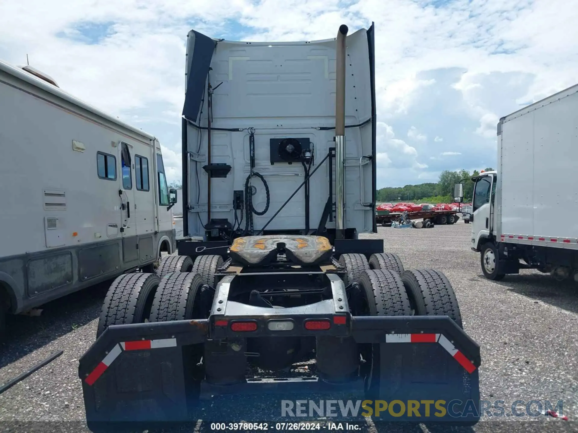 15 Photograph of a damaged car 4V4NC9EH2MN282784 VOLVO VNL 2021