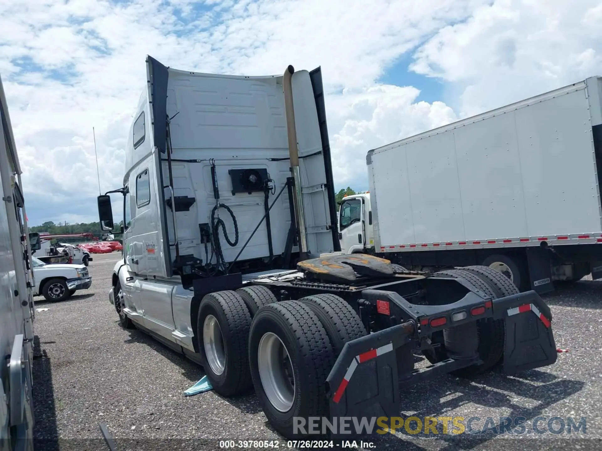 3 Photograph of a damaged car 4V4NC9EH2MN282784 VOLVO VNL 2021