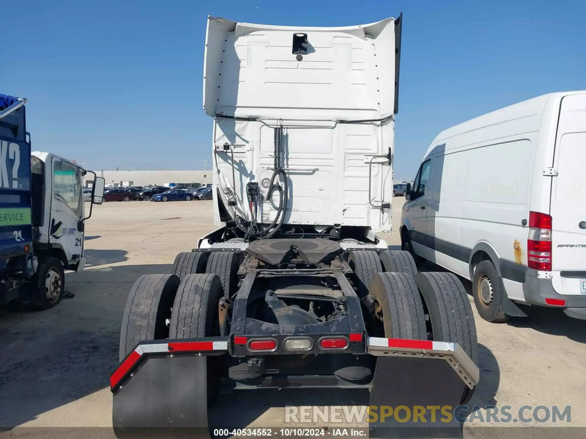 7 Photograph of a damaged car 4V4NC9EH3MN232816 VOLVO VNL 2021