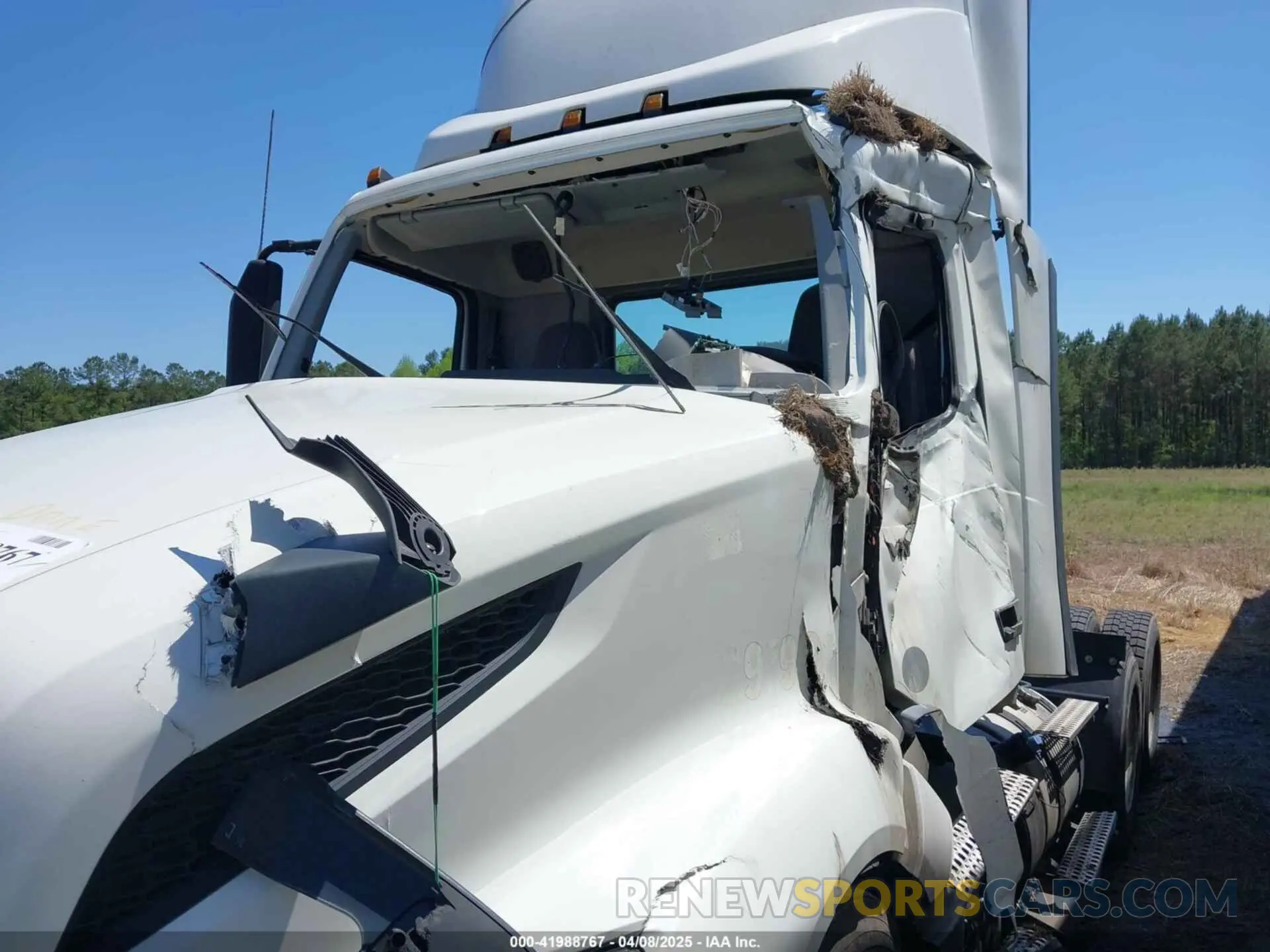 11 Photograph of a damaged car 4V4NC9EH5MN283346 VOLVO VNL 2021