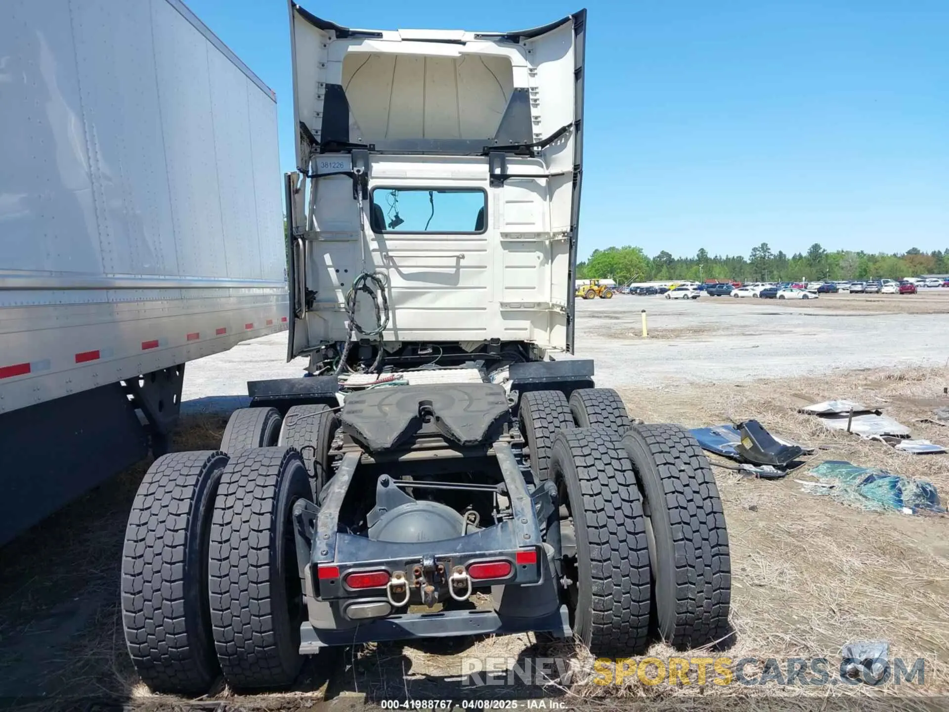 16 Photograph of a damaged car 4V4NC9EH5MN283346 VOLVO VNL 2021