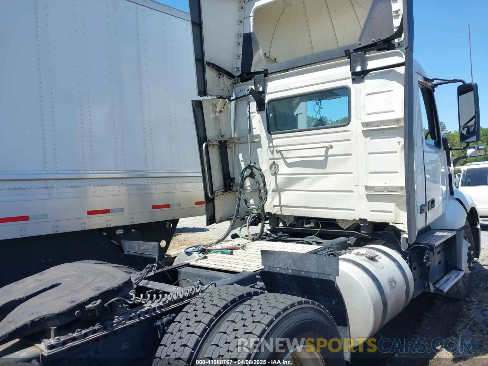 7 Photograph of a damaged car 4V4NC9EH5MN283346 VOLVO VNL 2021