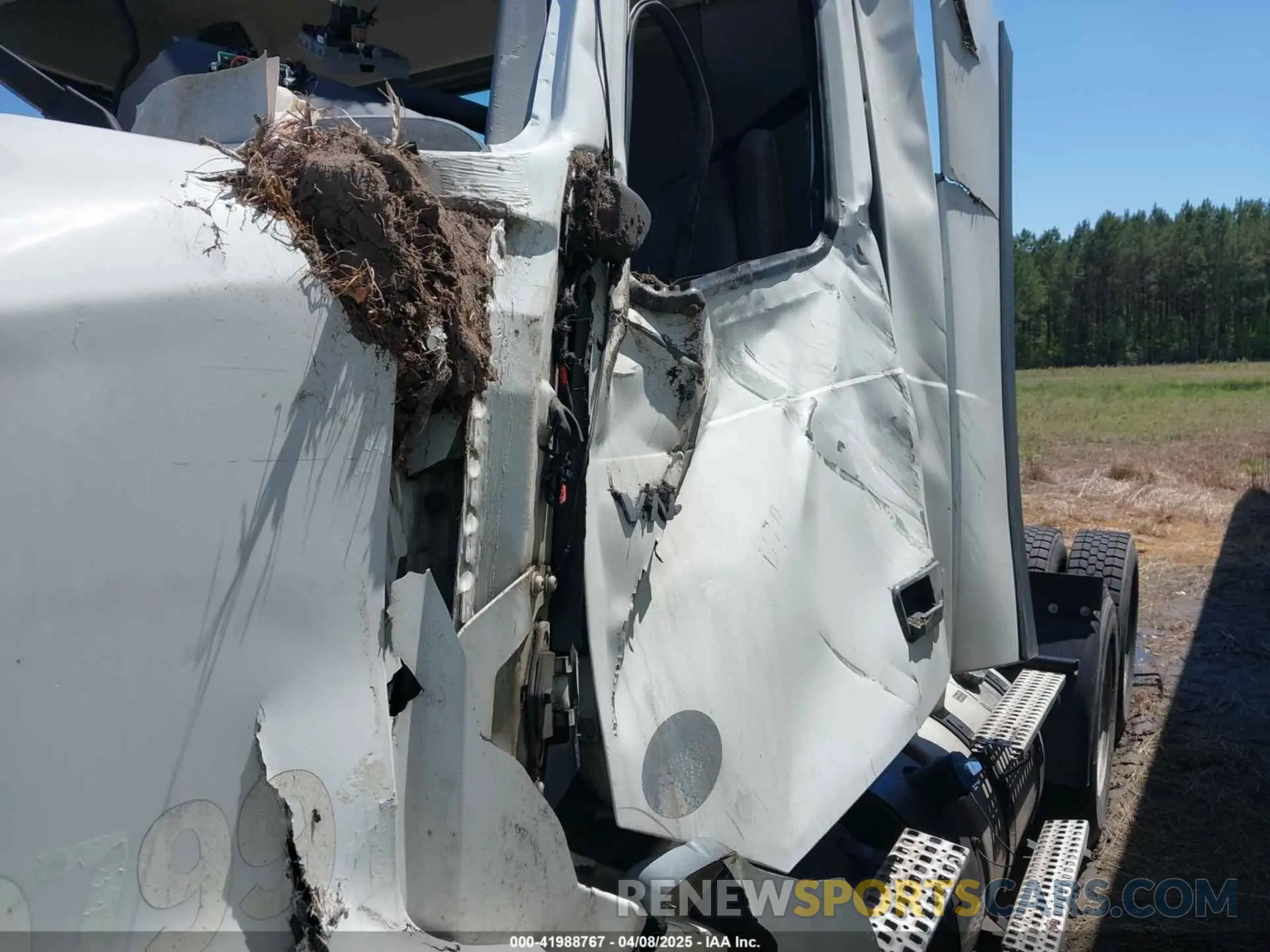 8 Photograph of a damaged car 4V4NC9EH5MN283346 VOLVO VNL 2021
