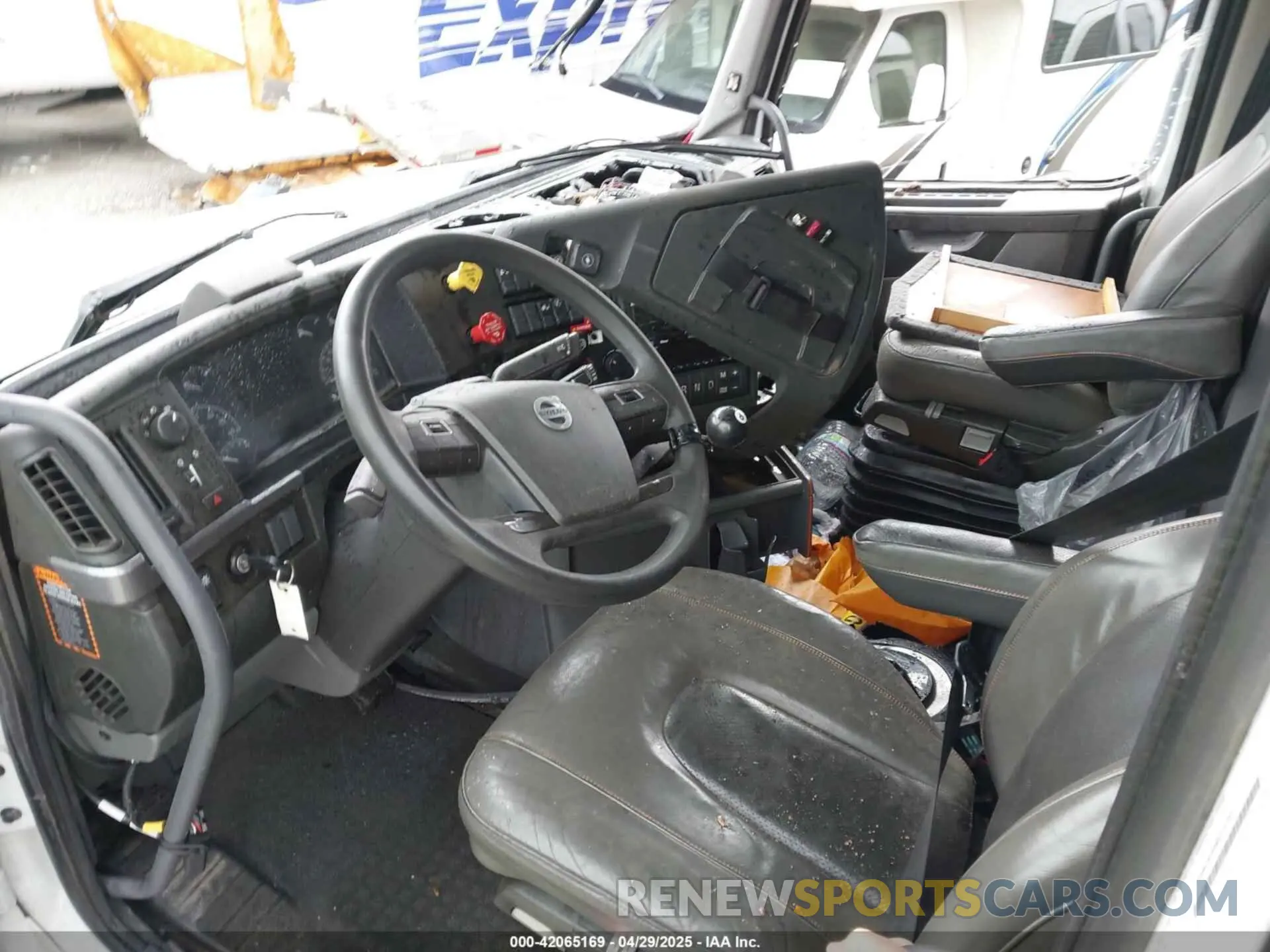 5 Photograph of a damaged car 4V4NC9EH0NN315265 VOLVO VNL 2022