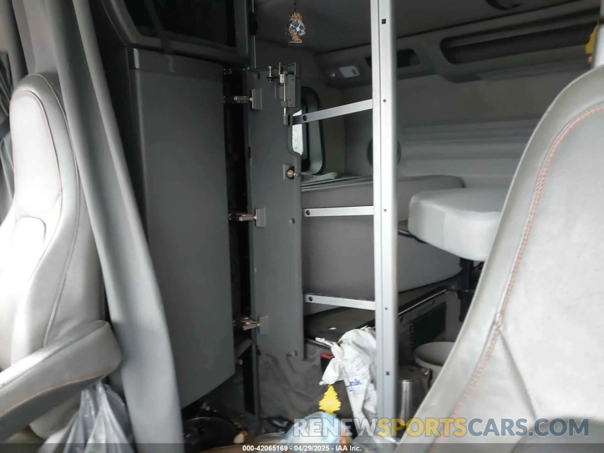 7 Photograph of a damaged car 4V4NC9EH0NN315265 VOLVO VNL 2022