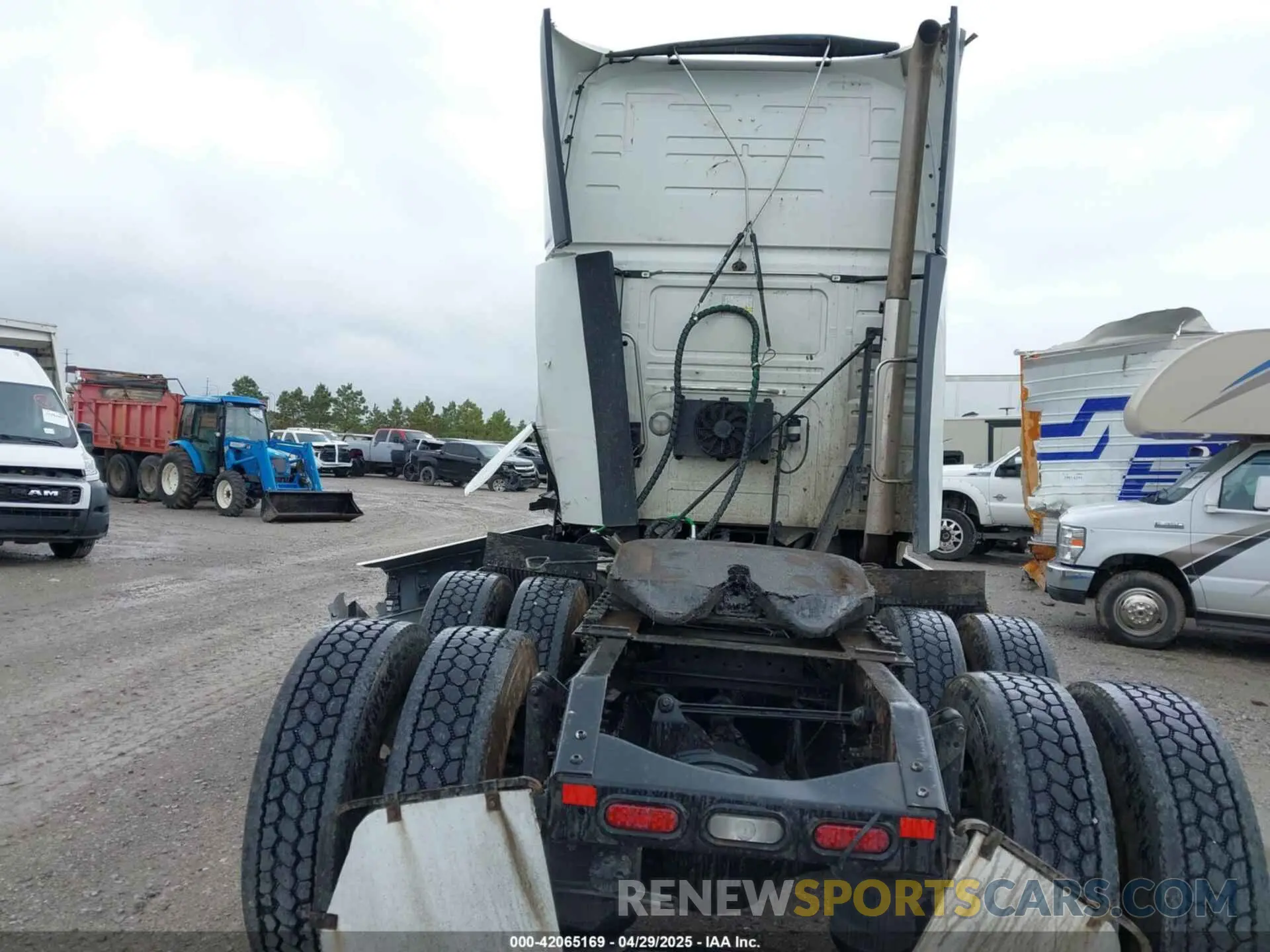 8 Photograph of a damaged car 4V4NC9EH0NN315265 VOLVO VNL 2022