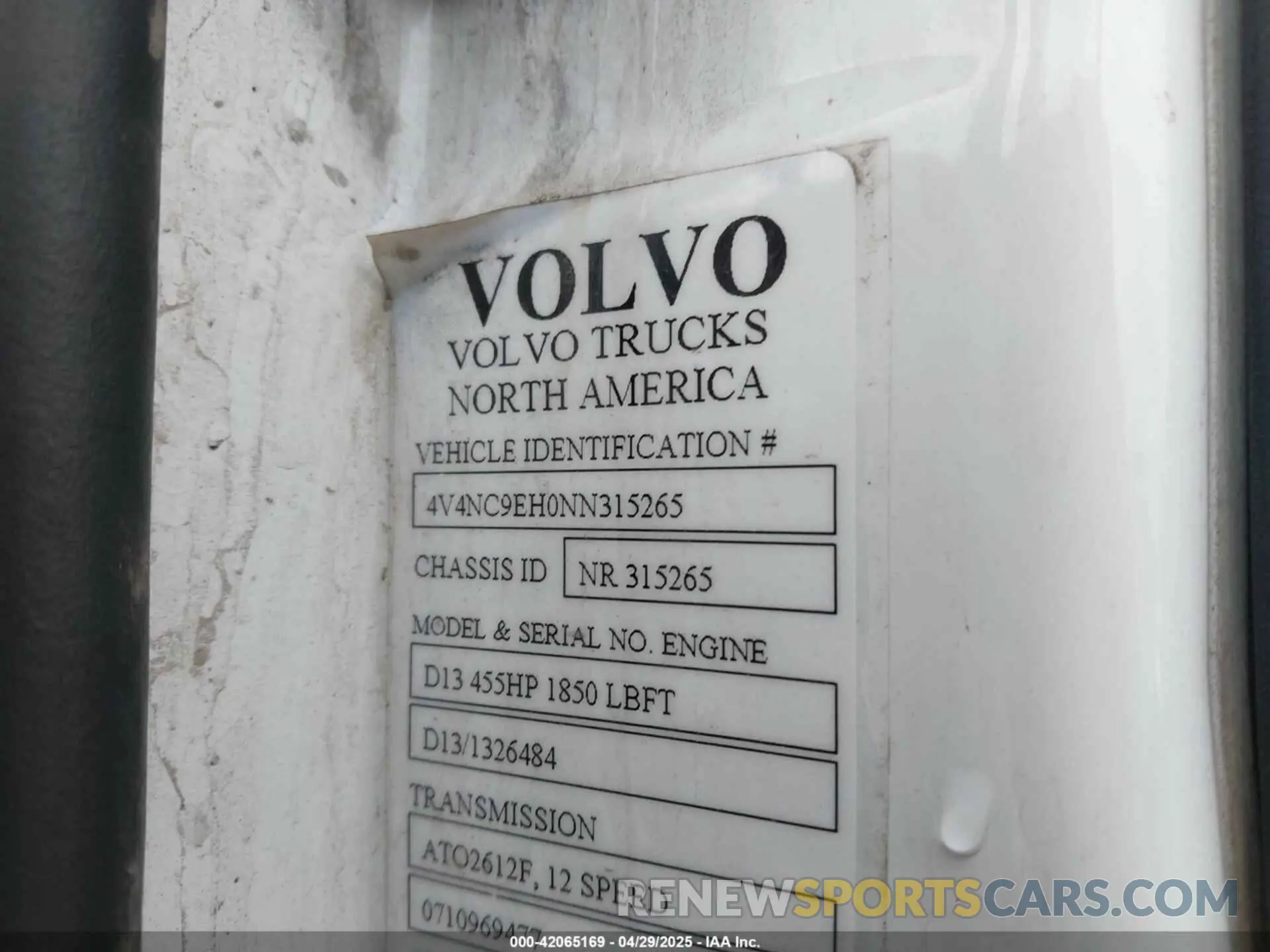 9 Photograph of a damaged car 4V4NC9EH0NN315265 VOLVO VNL 2022