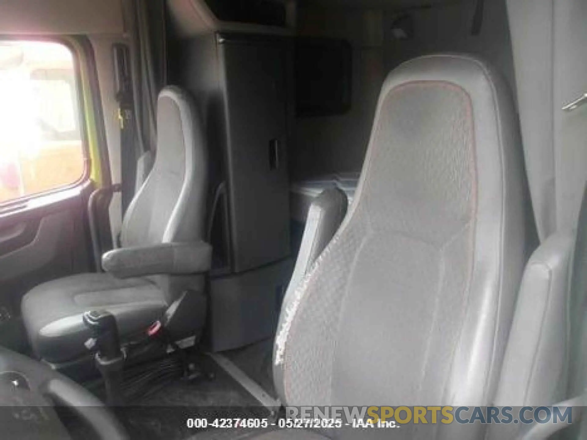 5 Photograph of a damaged car 4V4NC9EH1NN605658 VOLVO VNL 2022