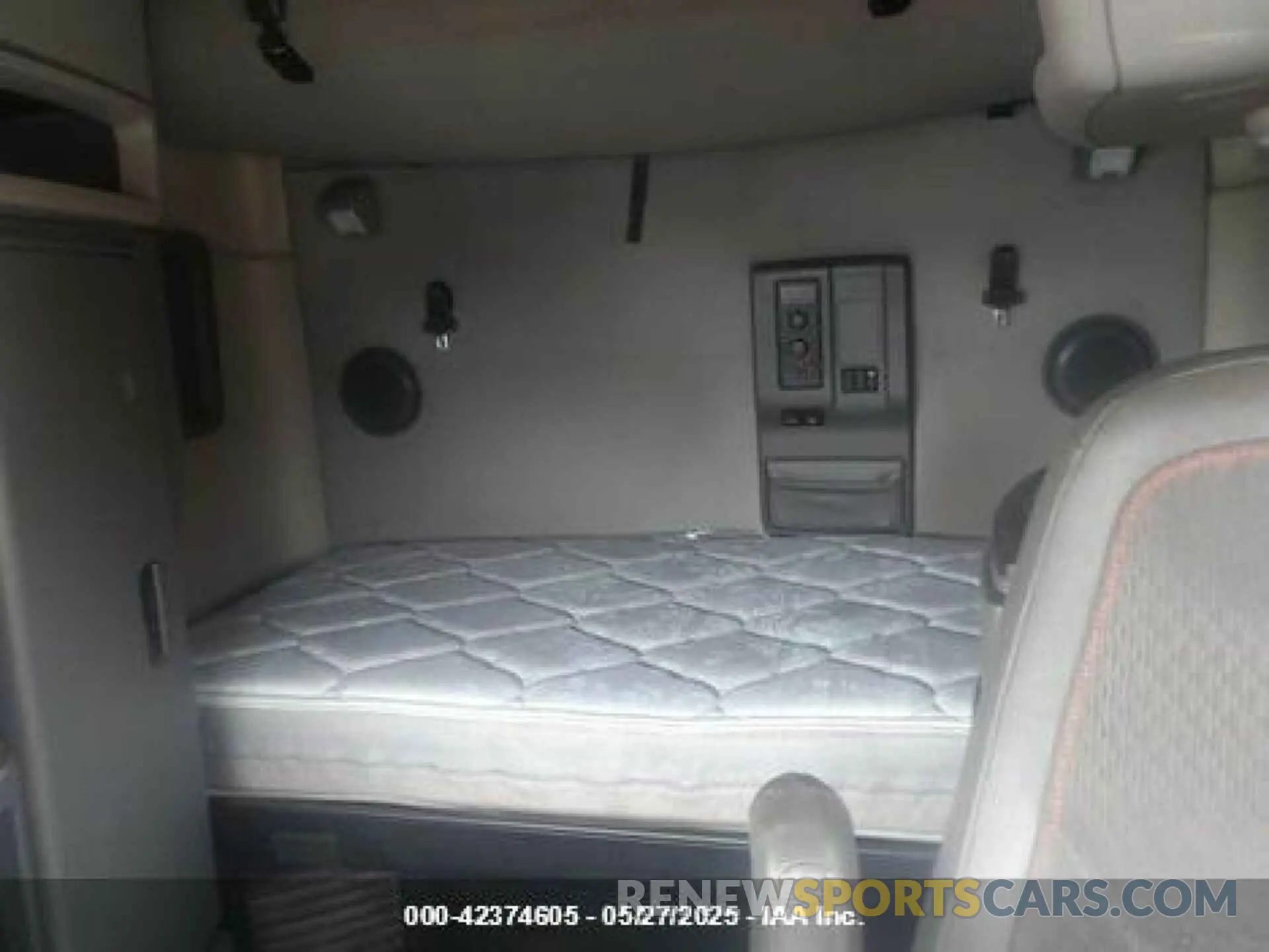 7 Photograph of a damaged car 4V4NC9EH1NN605658 VOLVO VNL 2022