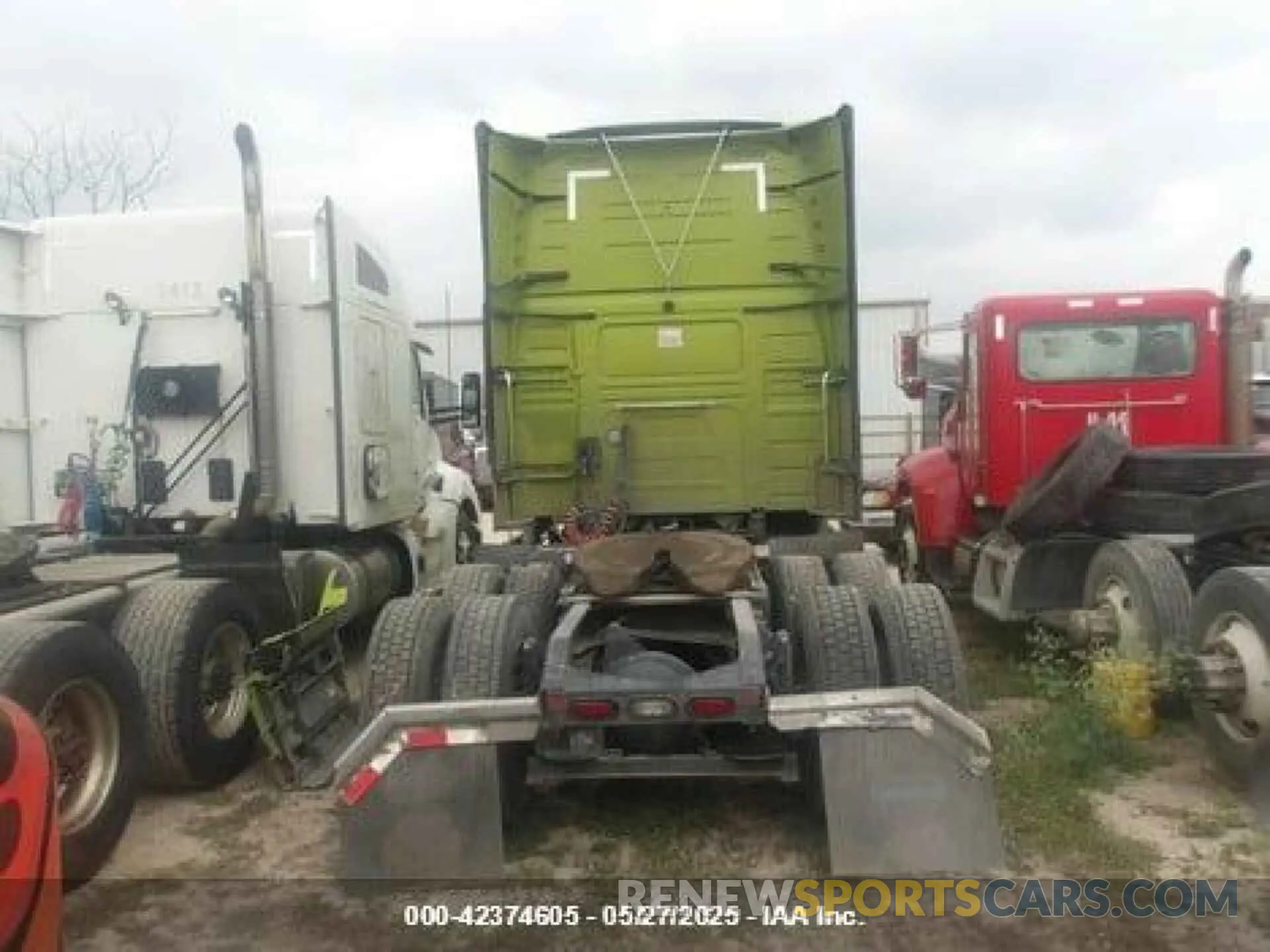 8 Photograph of a damaged car 4V4NC9EH1NN605658 VOLVO VNL 2022