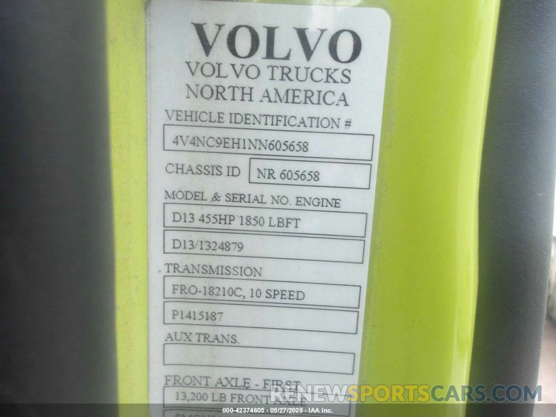 9 Photograph of a damaged car 4V4NC9EH1NN605658 VOLVO VNL 2022