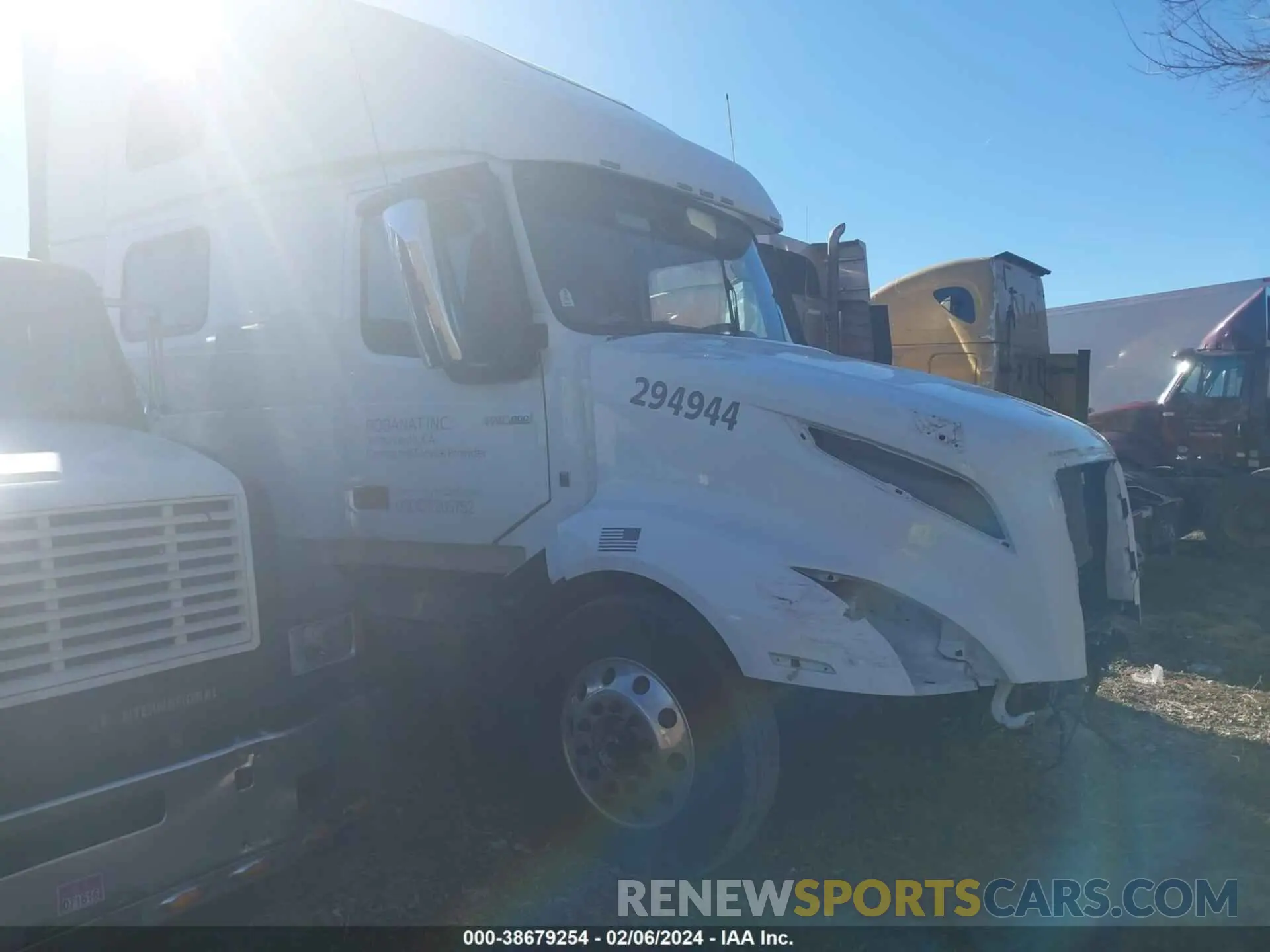 1 Photograph of a damaged car 4V4NC9EH2NN601523 VOLVO VNL 2022