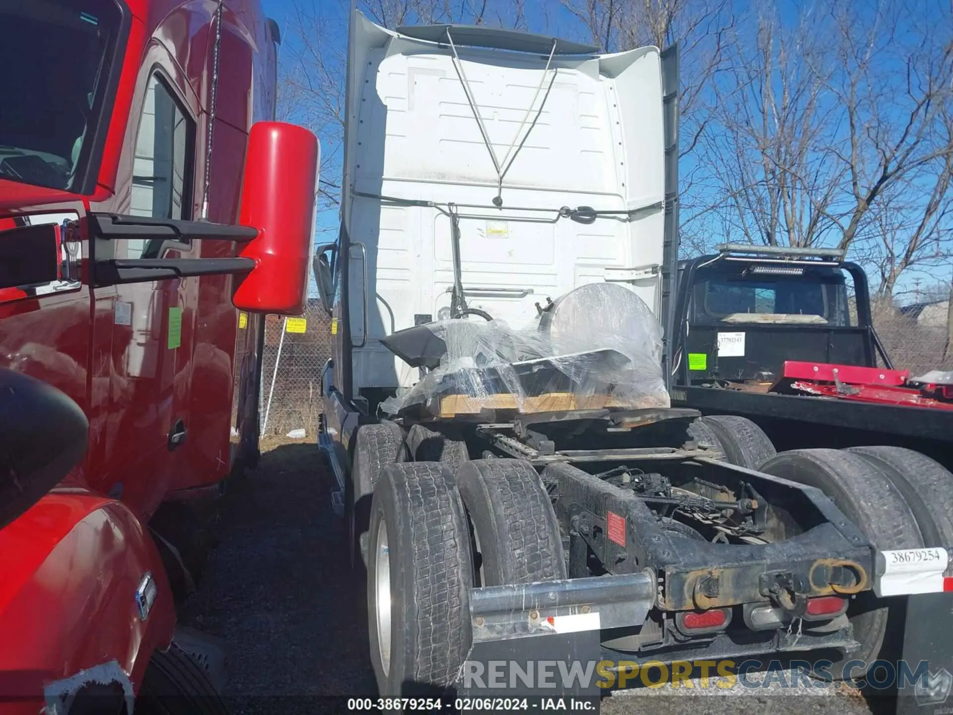 3 Photograph of a damaged car 4V4NC9EH2NN601523 VOLVO VNL 2022