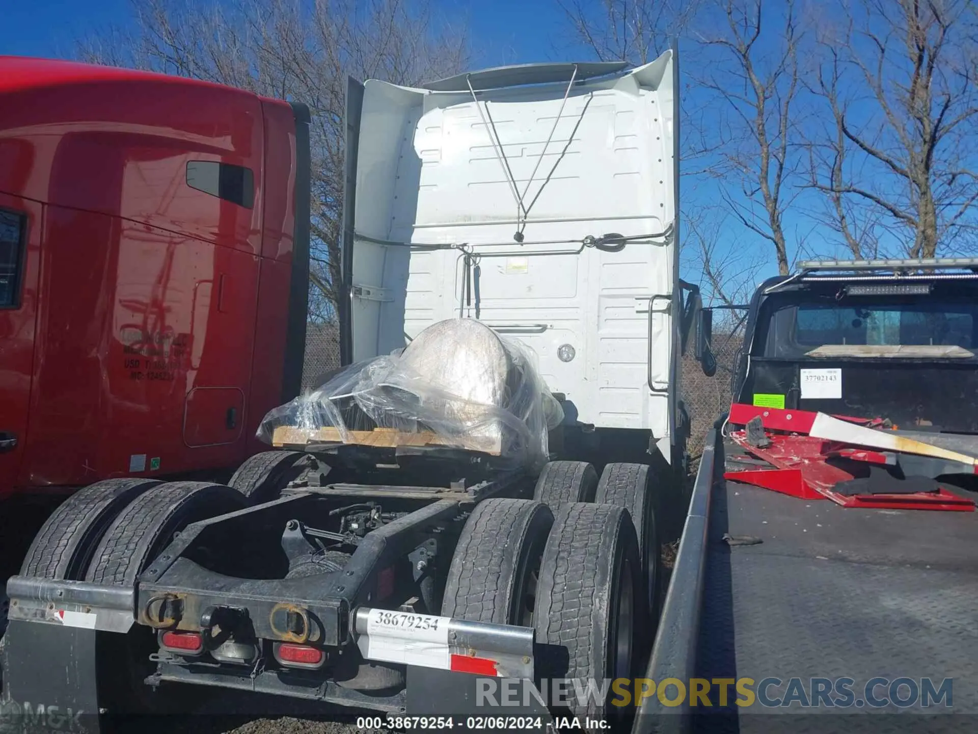 4 Photograph of a damaged car 4V4NC9EH2NN601523 VOLVO VNL 2022