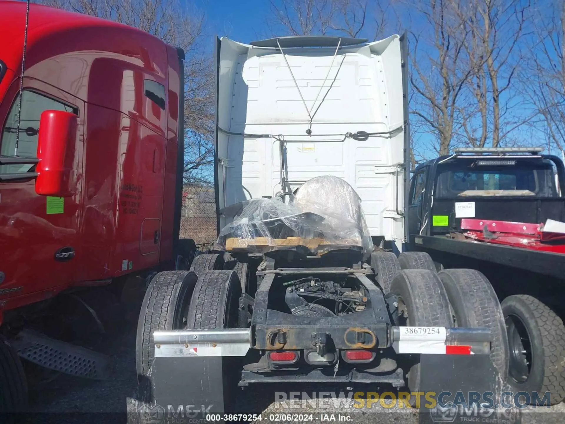 8 Photograph of a damaged car 4V4NC9EH2NN601523 VOLVO VNL 2022