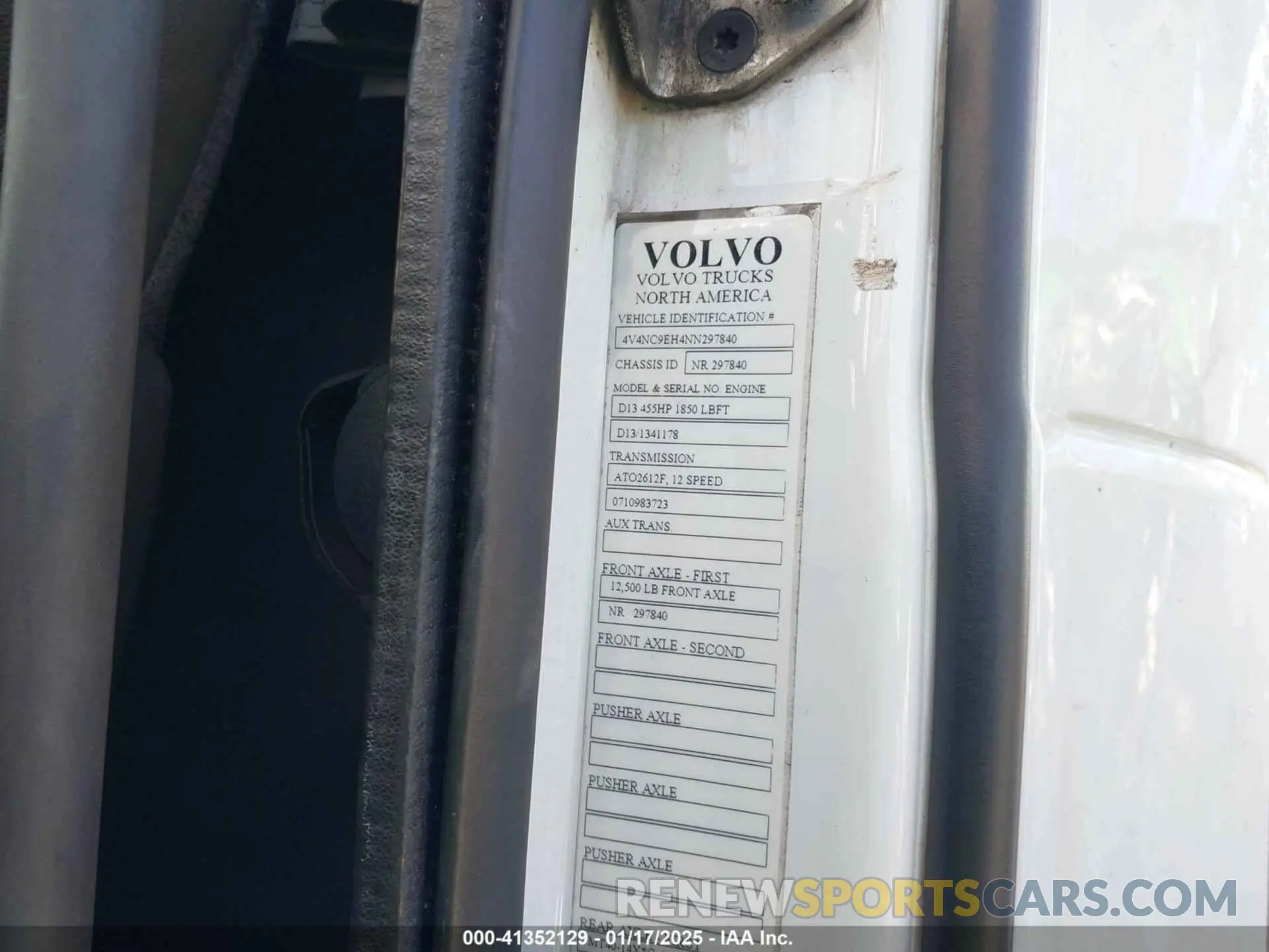 8 Photograph of a damaged car 4V4NC9EH4NN297840 VOLVO VNL 2022