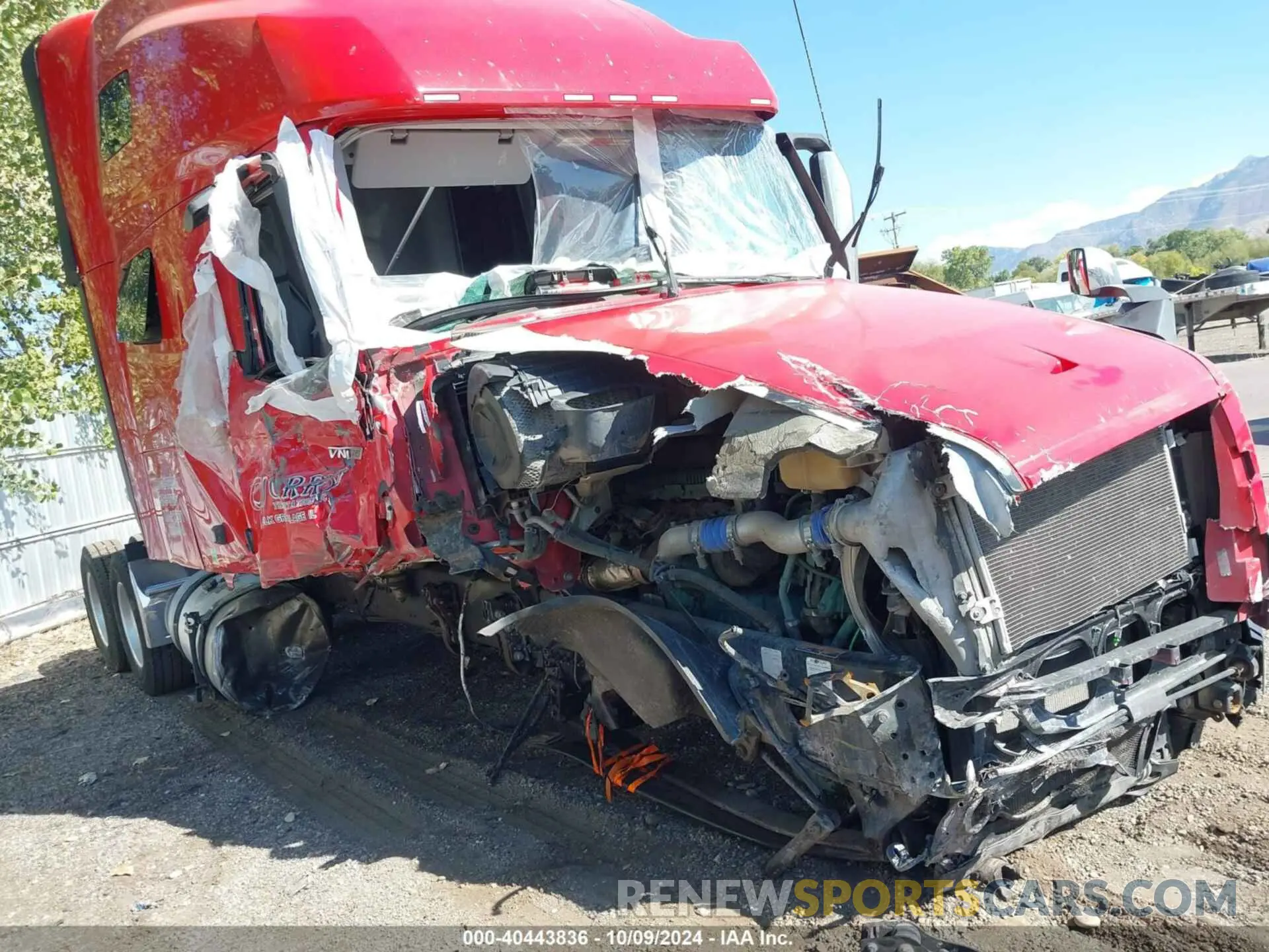 11 Photograph of a damaged car 4V4NC9EH6NN299461 VOLVO VNL 2022