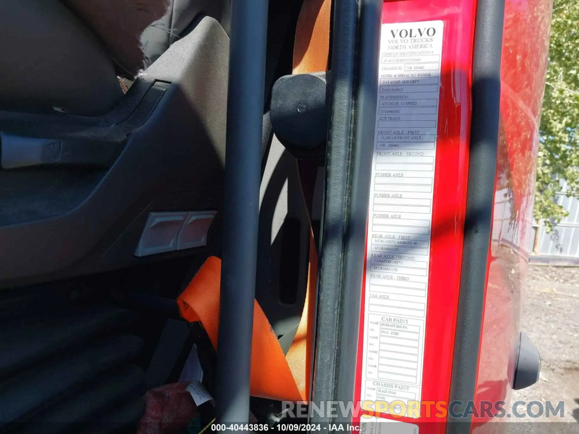 13 Photograph of a damaged car 4V4NC9EH6NN299461 VOLVO VNL 2022