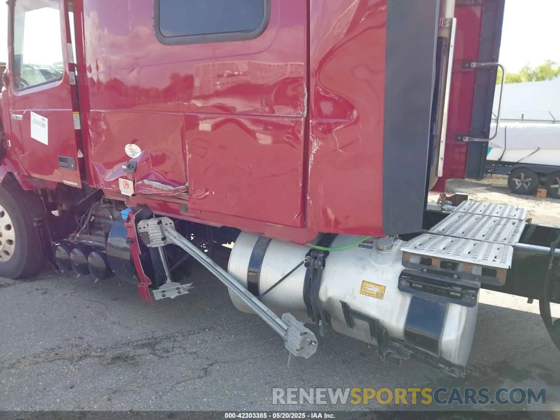 17 Photograph of a damaged car 4V4NC9EH7NN294351 VOLVO VNL 2022