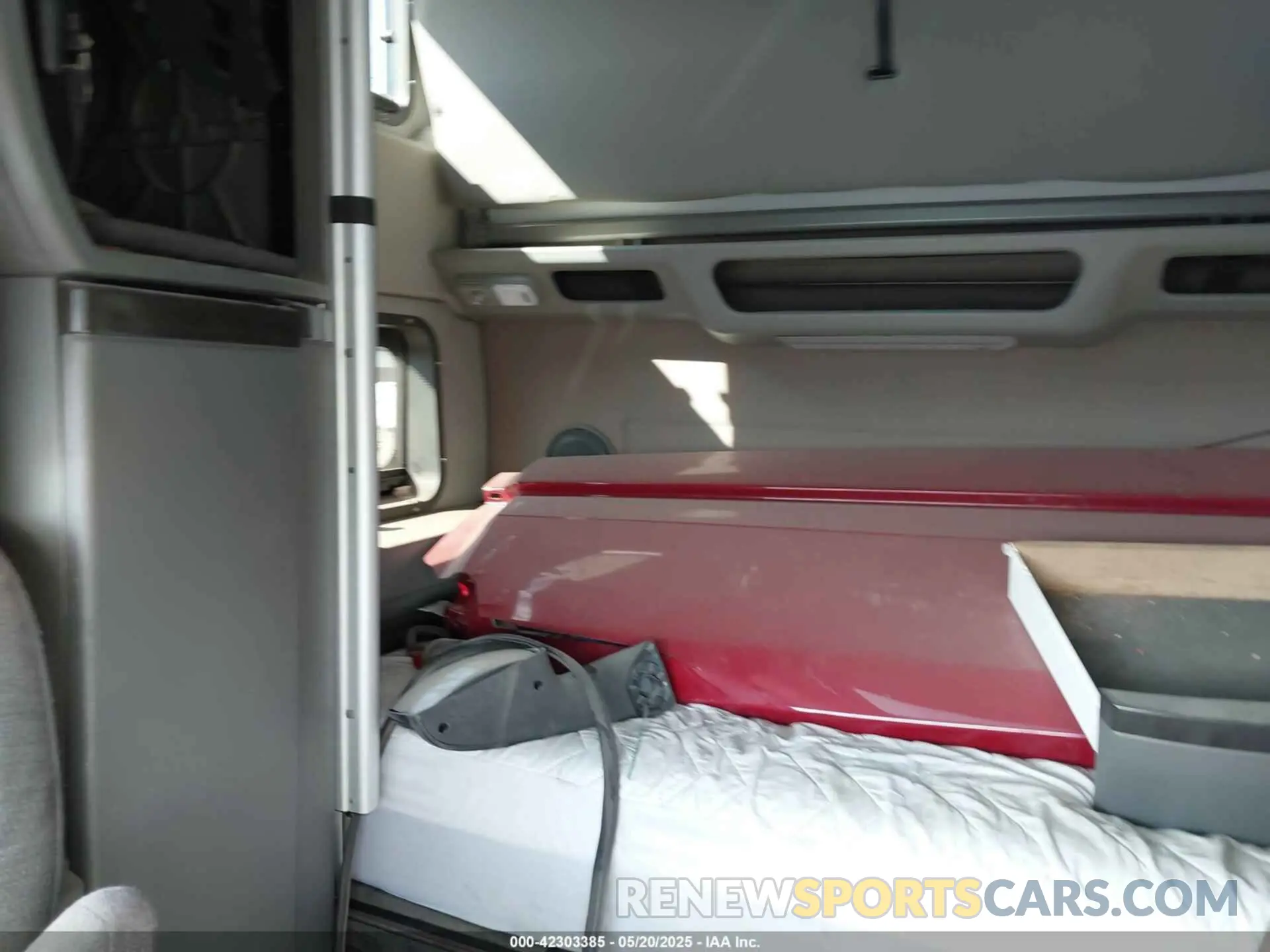 7 Photograph of a damaged car 4V4NC9EH7NN294351 VOLVO VNL 2022