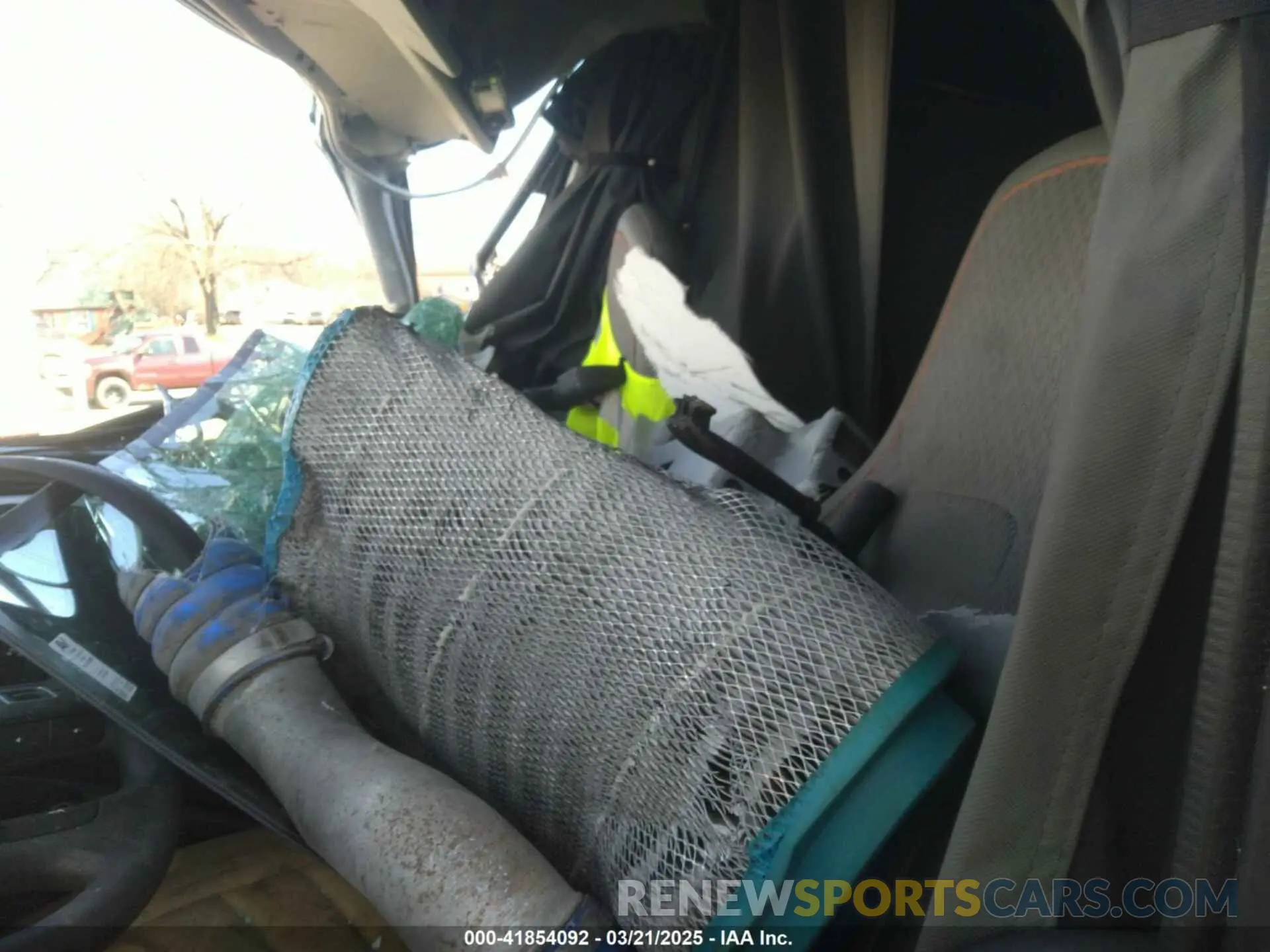 11 Photograph of a damaged car 4V4NC9EH9NN319511 VOLVO VNL 2022