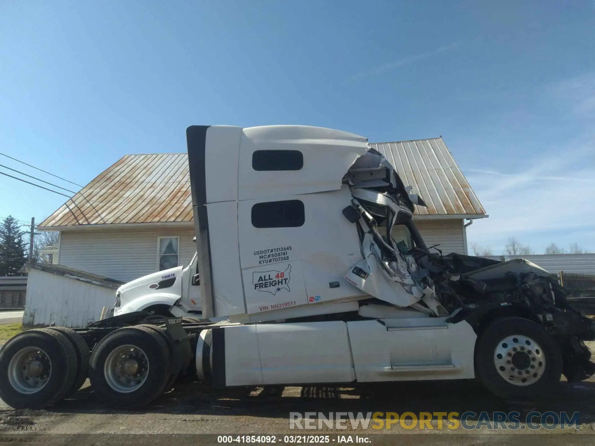 13 Photograph of a damaged car 4V4NC9EH9NN319511 VOLVO VNL 2022