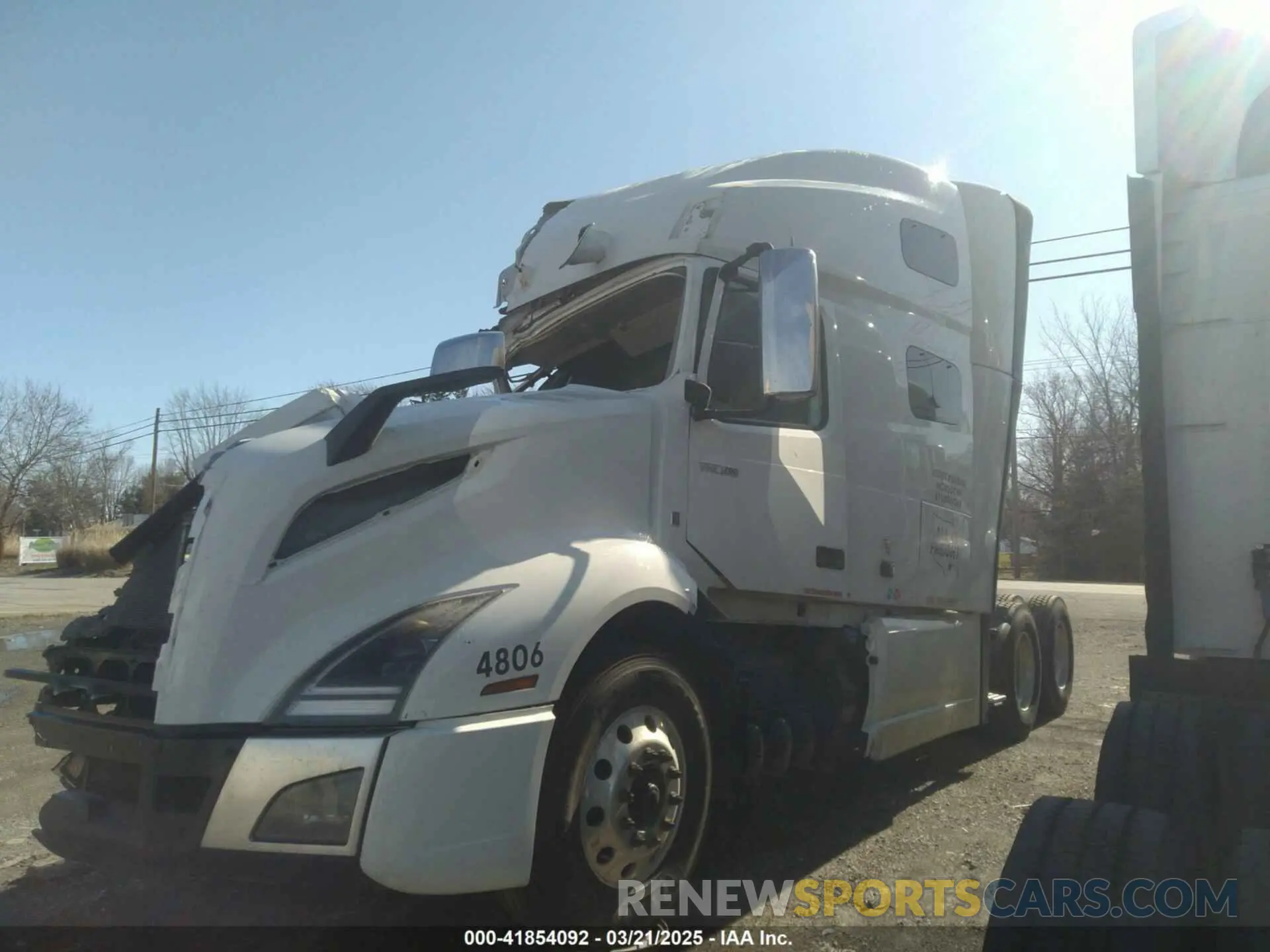 14 Photograph of a damaged car 4V4NC9EH9NN319511 VOLVO VNL 2022
