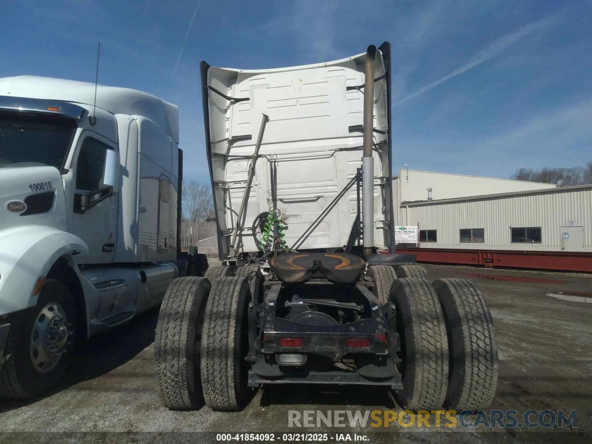 15 Photograph of a damaged car 4V4NC9EH9NN319511 VOLVO VNL 2022