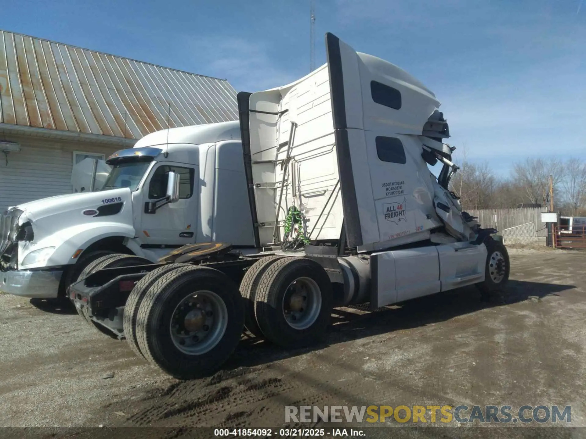 4 Photograph of a damaged car 4V4NC9EH9NN319511 VOLVO VNL 2022