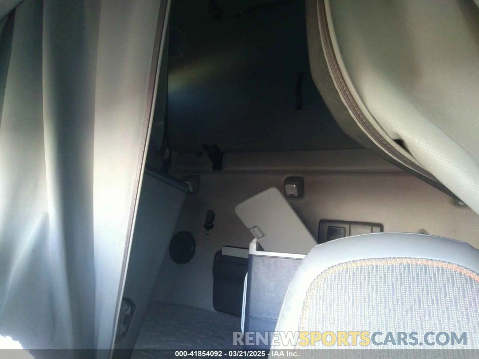 6 Photograph of a damaged car 4V4NC9EH9NN319511 VOLVO VNL 2022