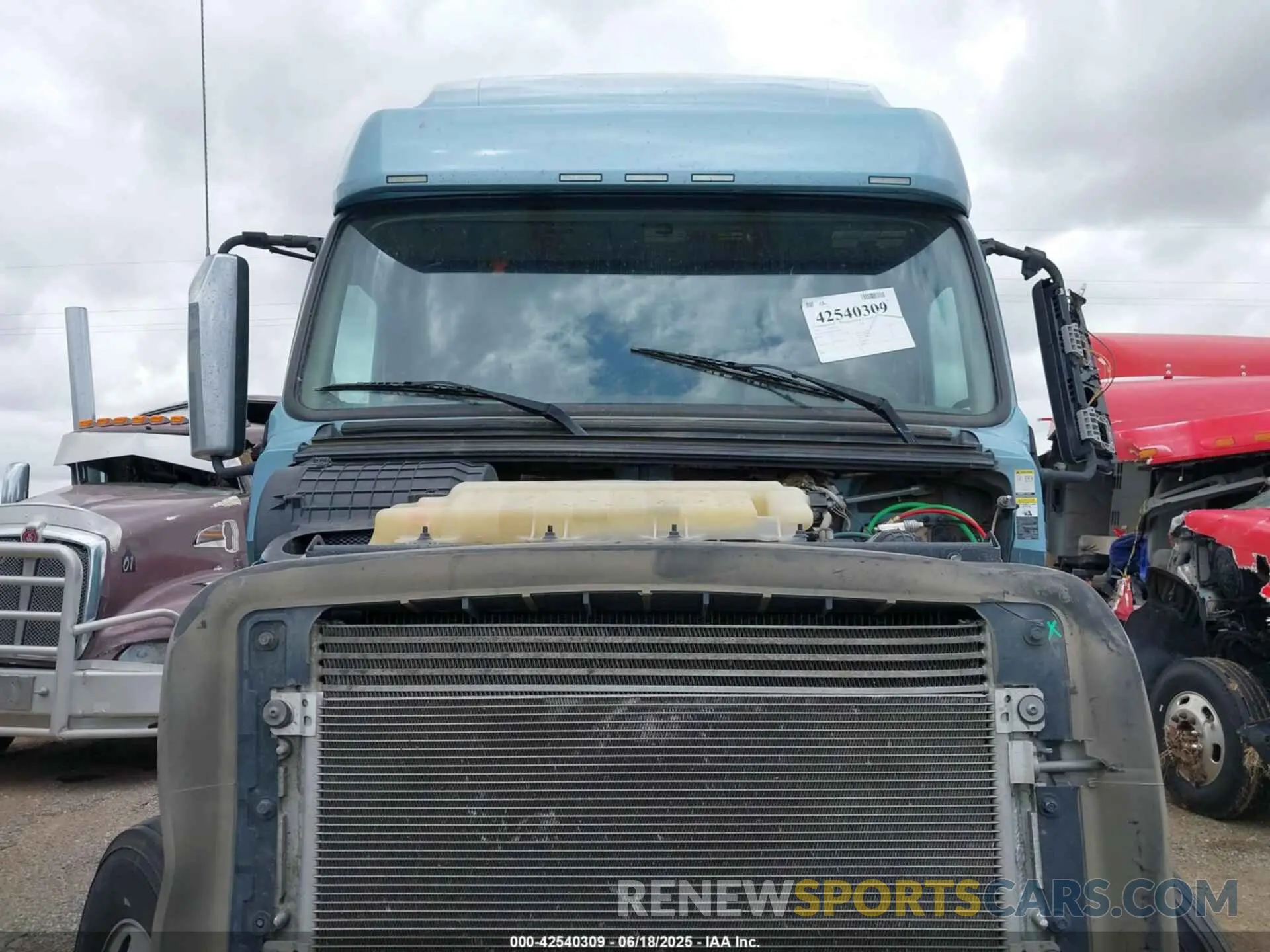 12 Photograph of a damaged car 4V4NC9EHXNN605495 VOLVO VNL 2022