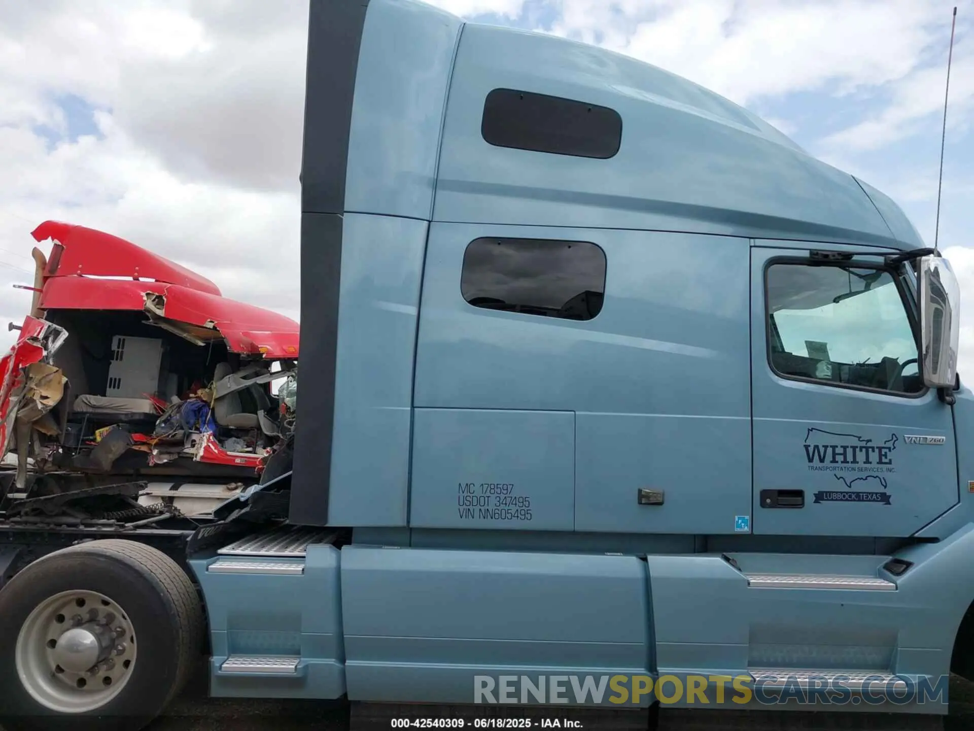 13 Photograph of a damaged car 4V4NC9EHXNN605495 VOLVO VNL 2022