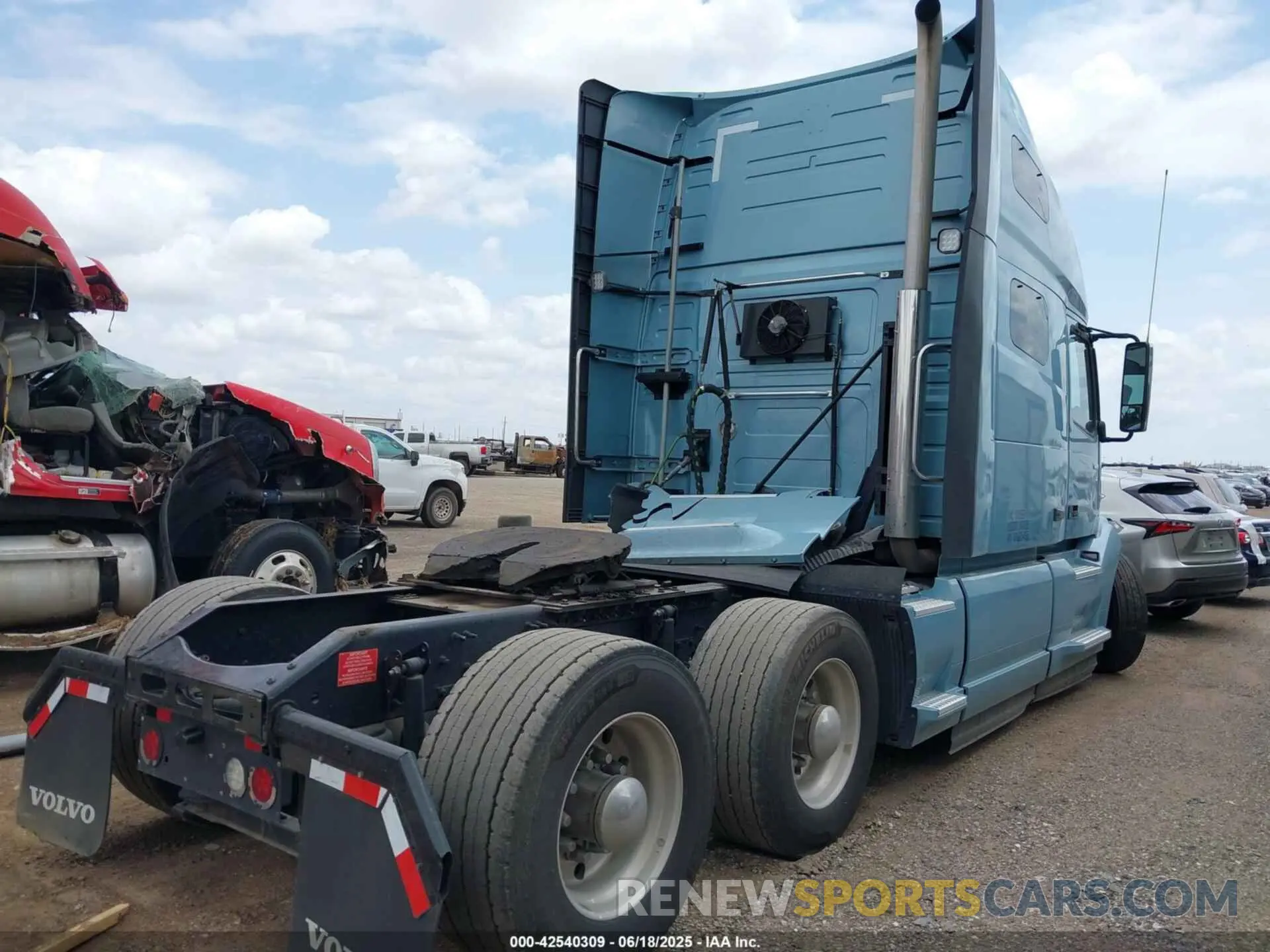 4 Photograph of a damaged car 4V4NC9EHXNN605495 VOLVO VNL 2022