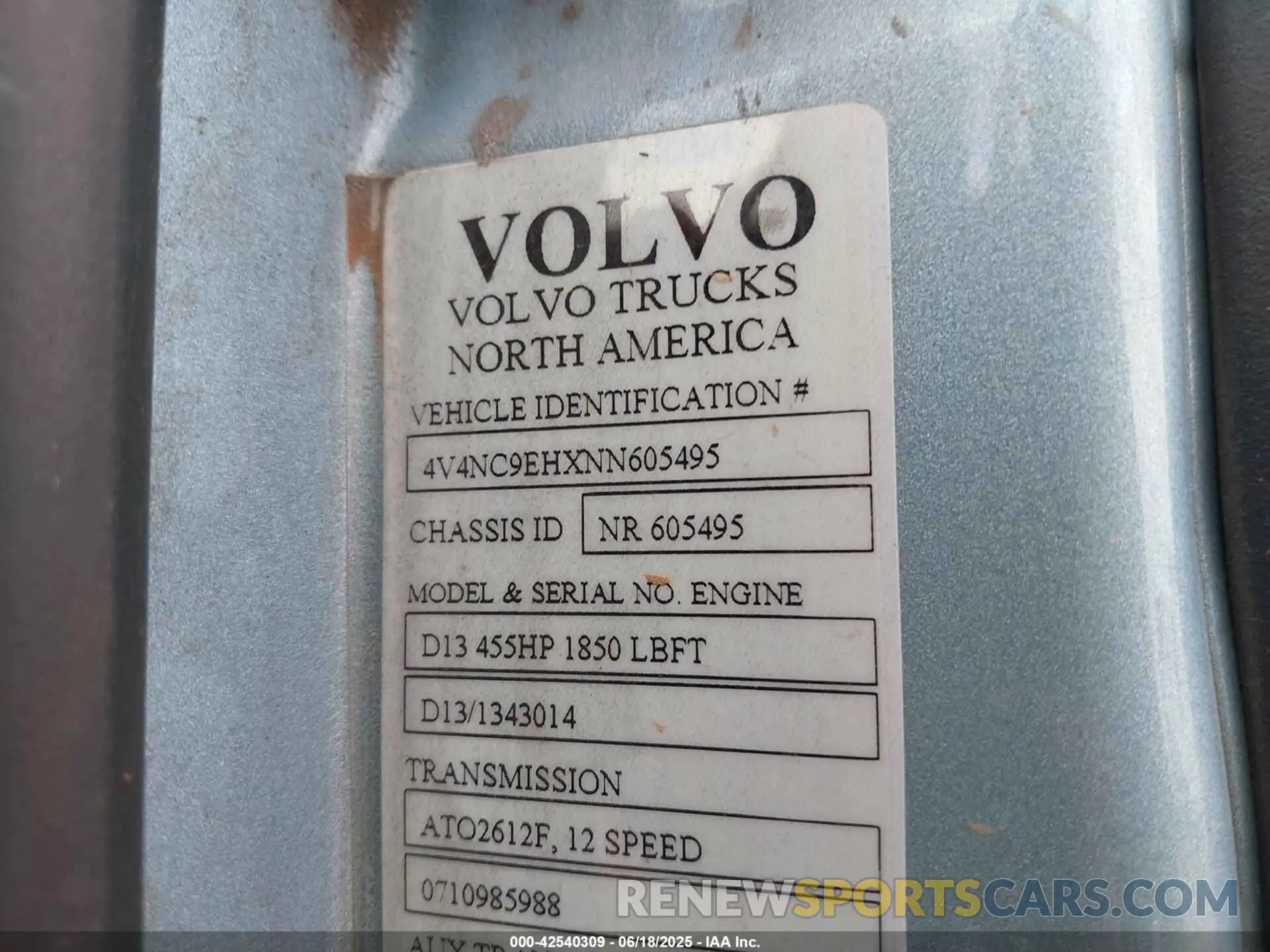 8 Photograph of a damaged car 4V4NC9EHXNN605495 VOLVO VNL 2022