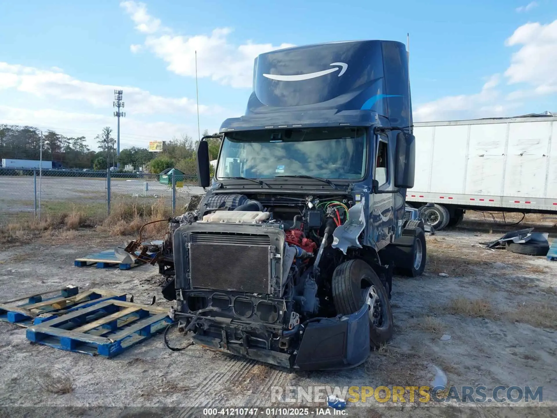 10 Photograph of a damaged car 4V4NC9UG4NN309672 VOLVO VNL 2022