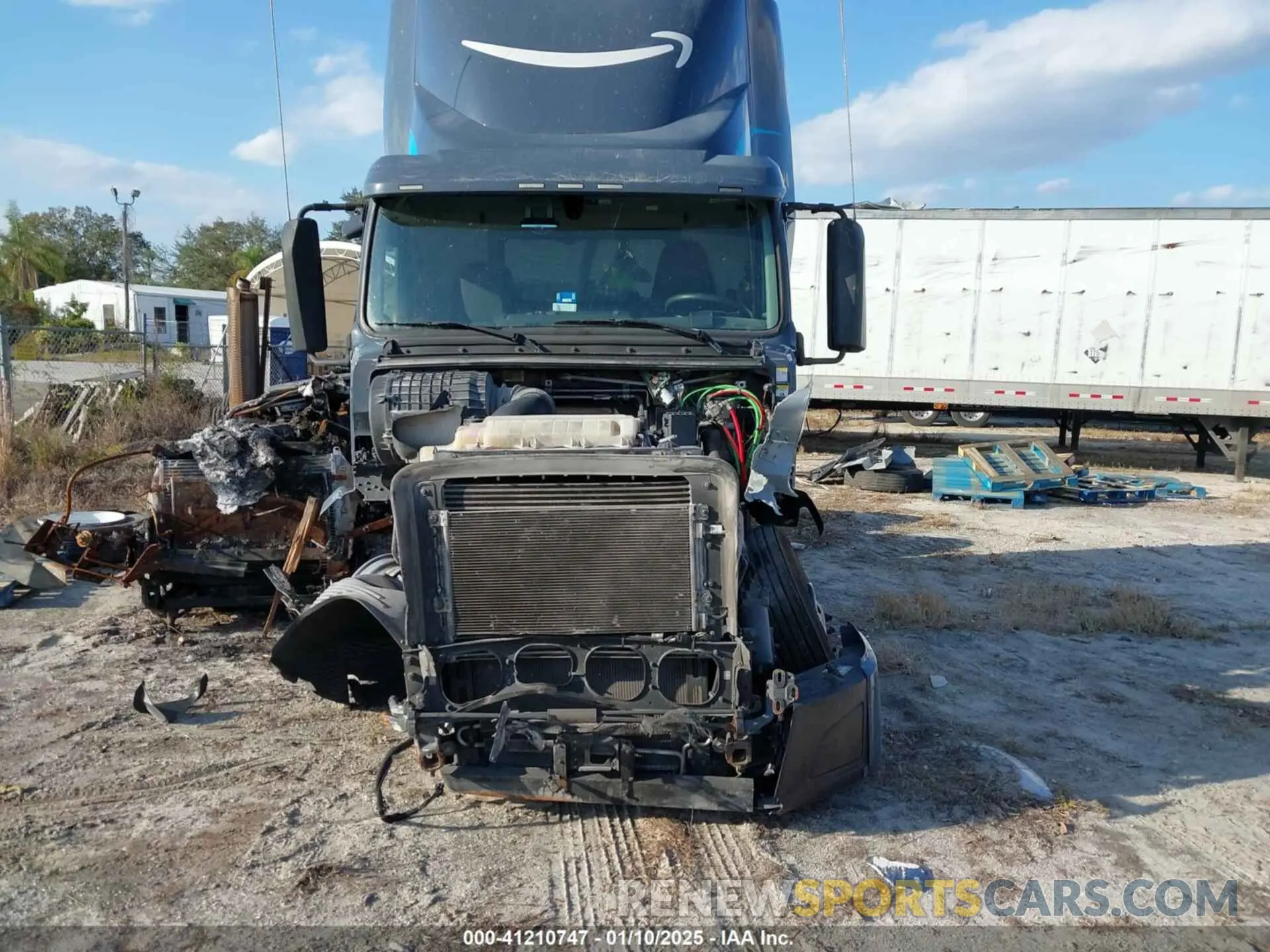 11 Photograph of a damaged car 4V4NC9UG4NN309672 VOLVO VNL 2022