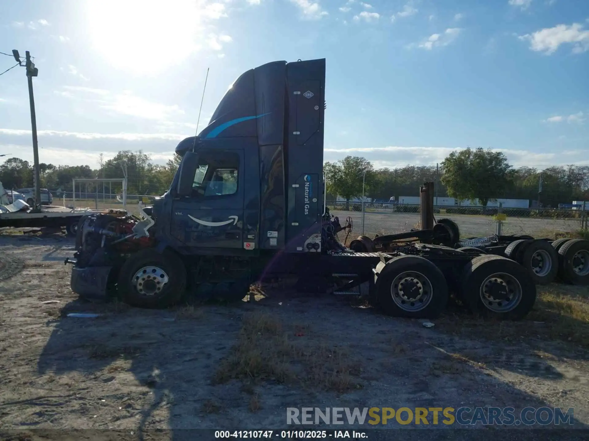 13 Photograph of a damaged car 4V4NC9UG4NN309672 VOLVO VNL 2022