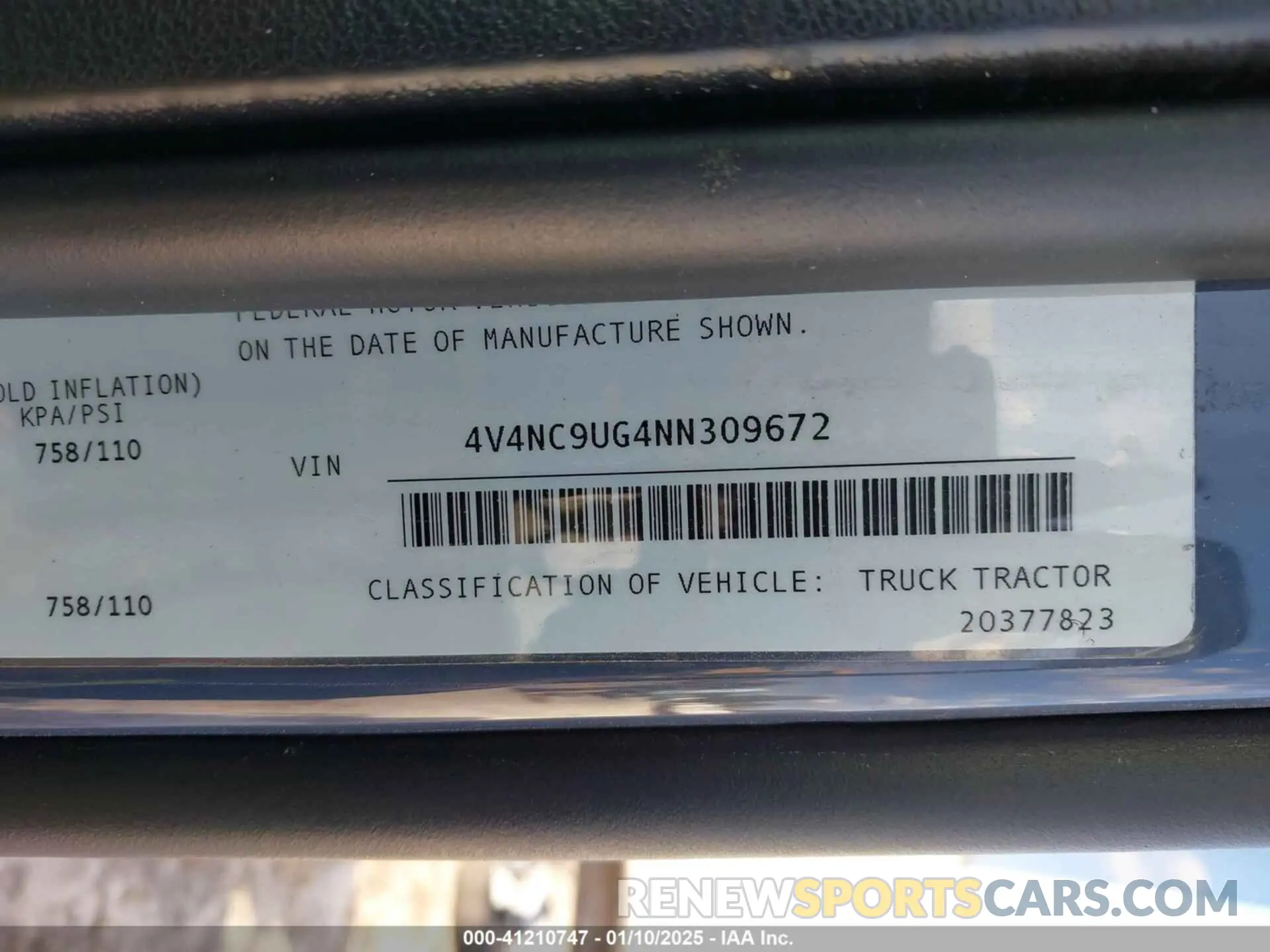 8 Photograph of a damaged car 4V4NC9UG4NN309672 VOLVO VNL 2022