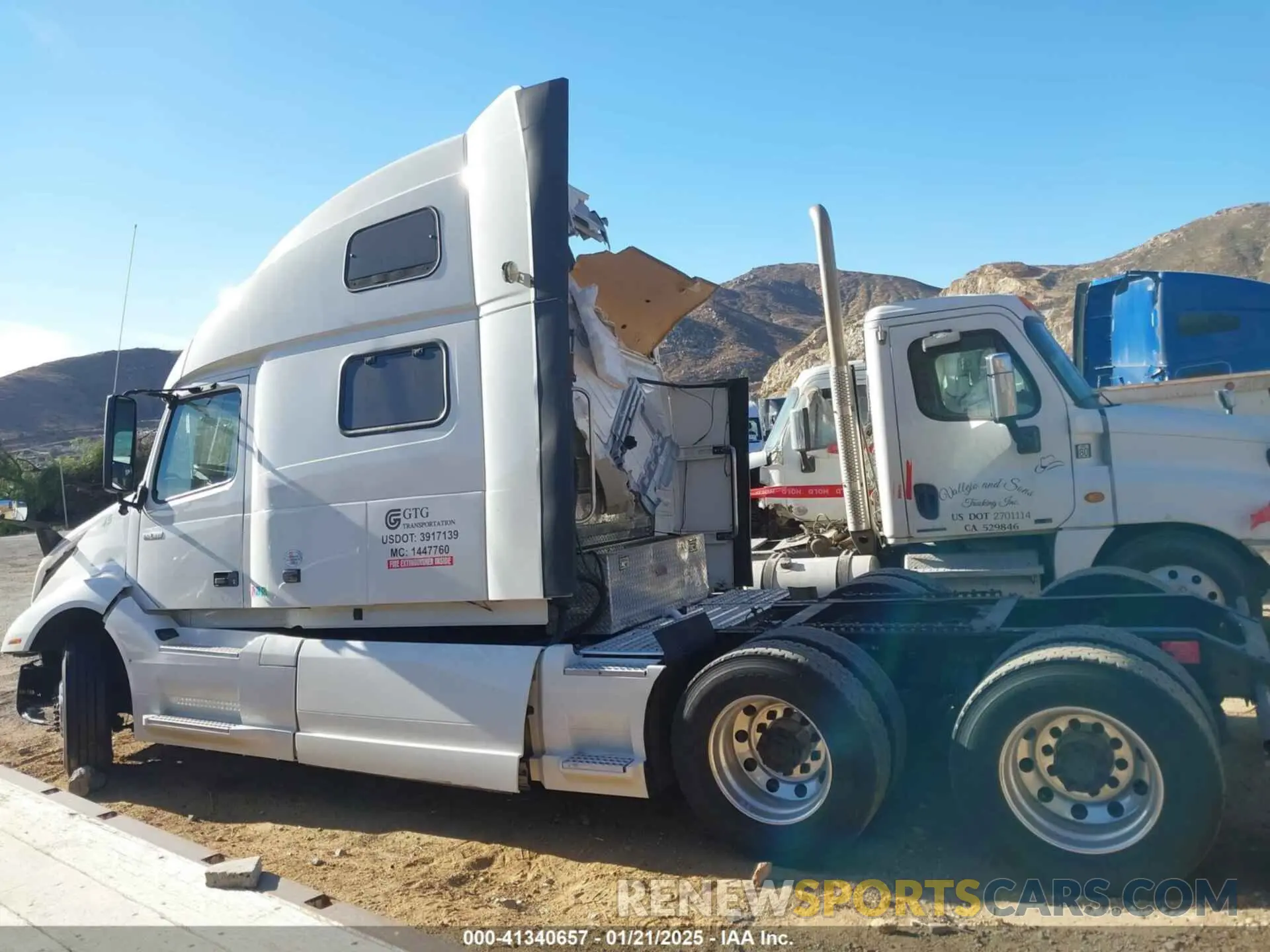 17 Photograph of a damaged car 4V4NC9EH0PN334515 VOLVO VNL 2023