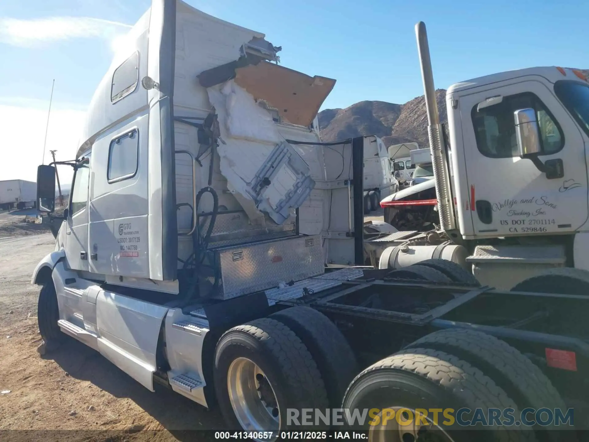 3 Photograph of a damaged car 4V4NC9EH0PN334515 VOLVO VNL 2023