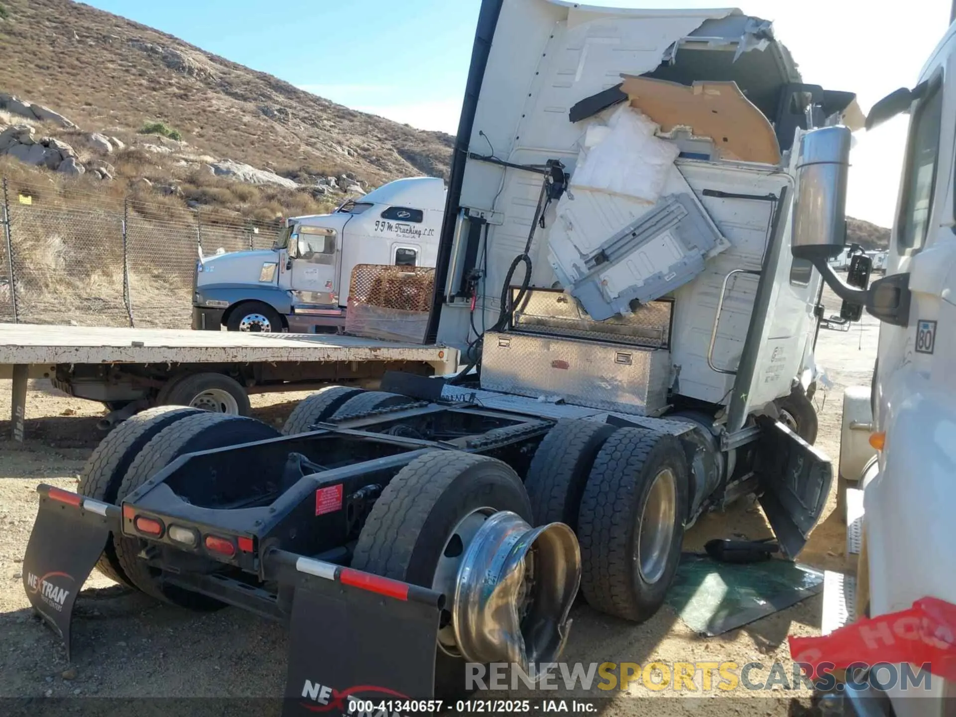 4 Photograph of a damaged car 4V4NC9EH0PN334515 VOLVO VNL 2023