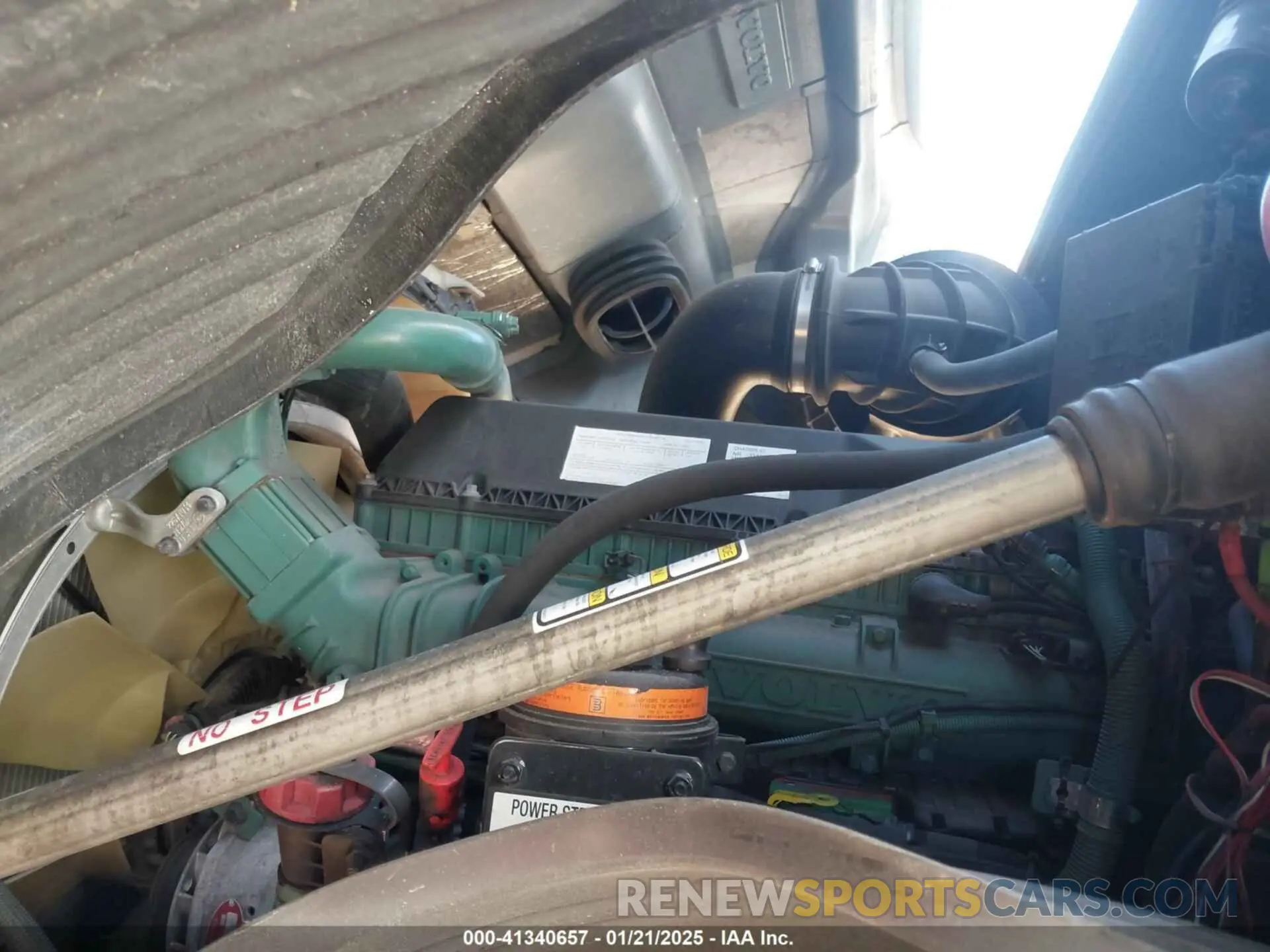 9 Photograph of a damaged car 4V4NC9EH0PN334515 VOLVO VNL 2023