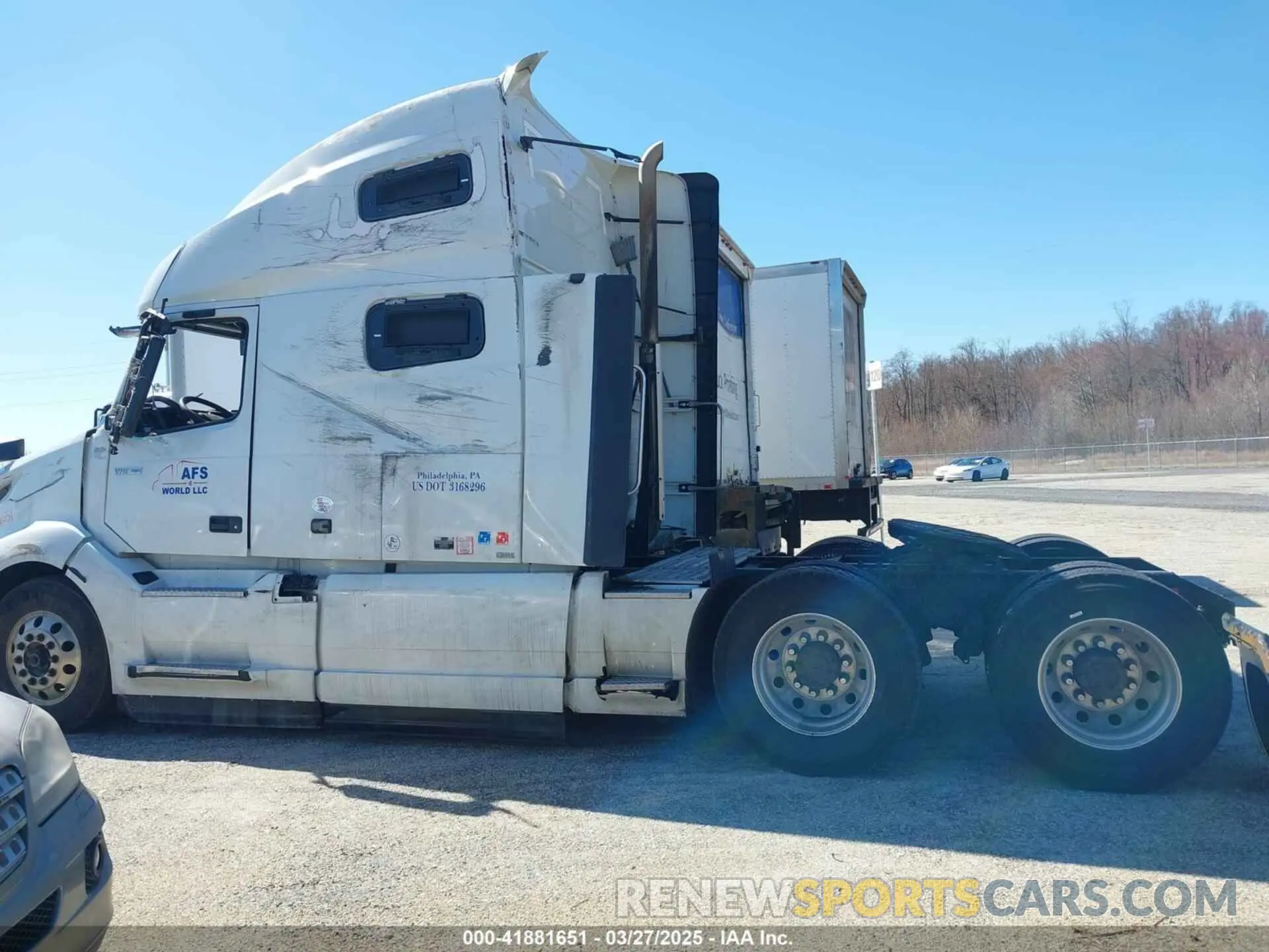 14 Photograph of a damaged car 4V4NC9EH1PN615884 VOLVO VNL 2023