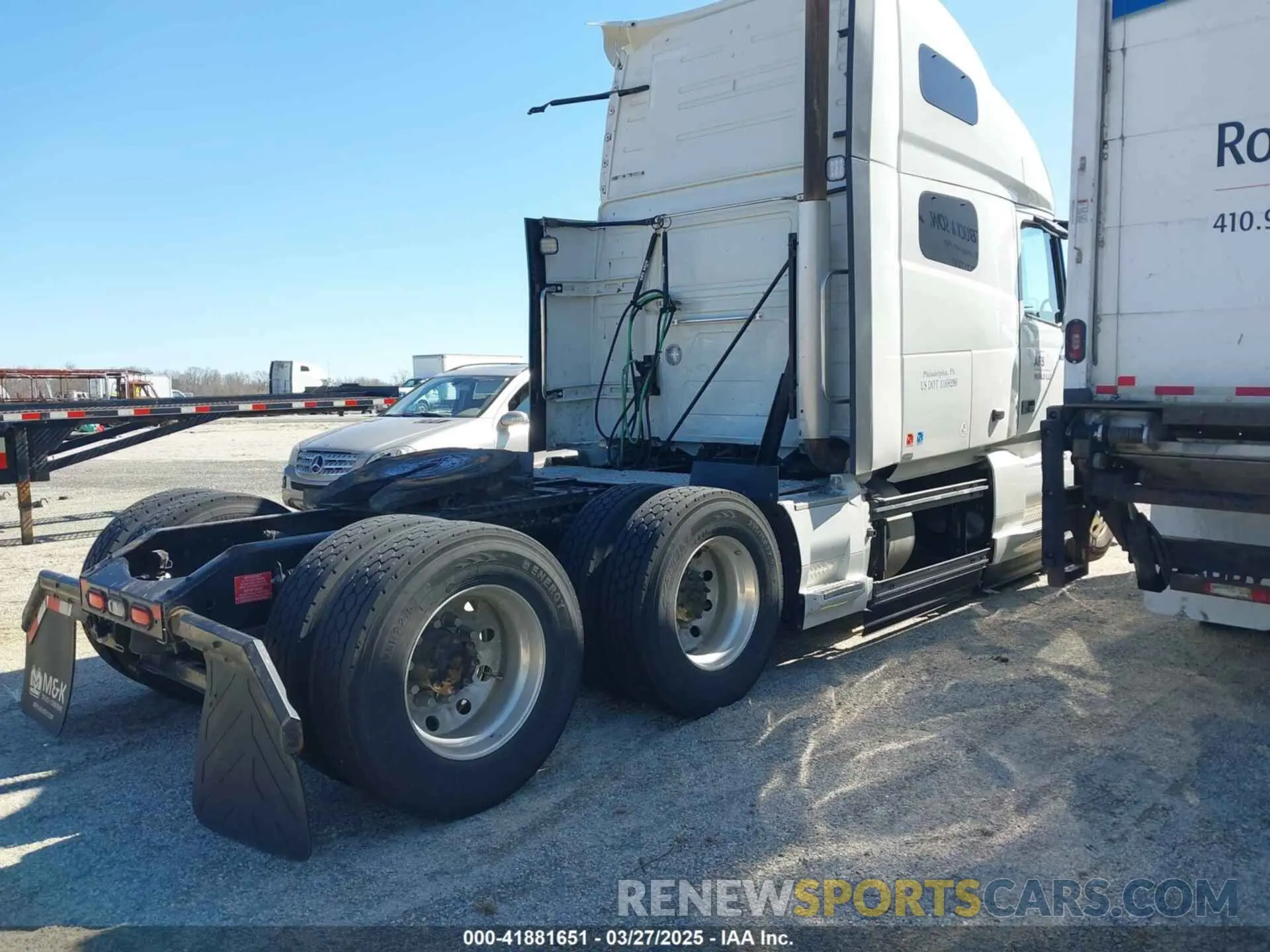 4 Photograph of a damaged car 4V4NC9EH1PN615884 VOLVO VNL 2023