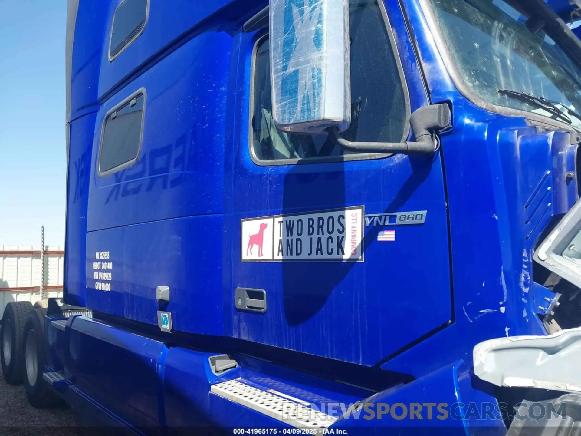 13 Photograph of a damaged car 4V4NC9EH4PN319922 VOLVO VNL 2023