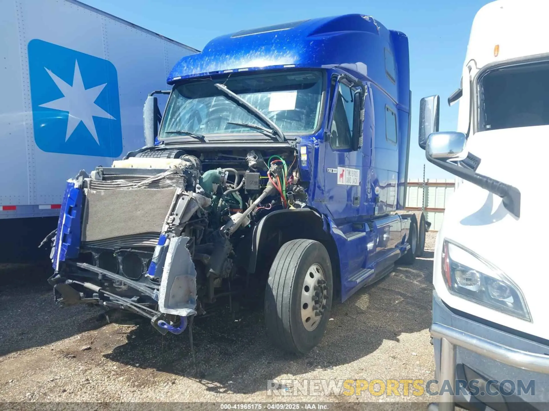 2 Photograph of a damaged car 4V4NC9EH4PN319922 VOLVO VNL 2023