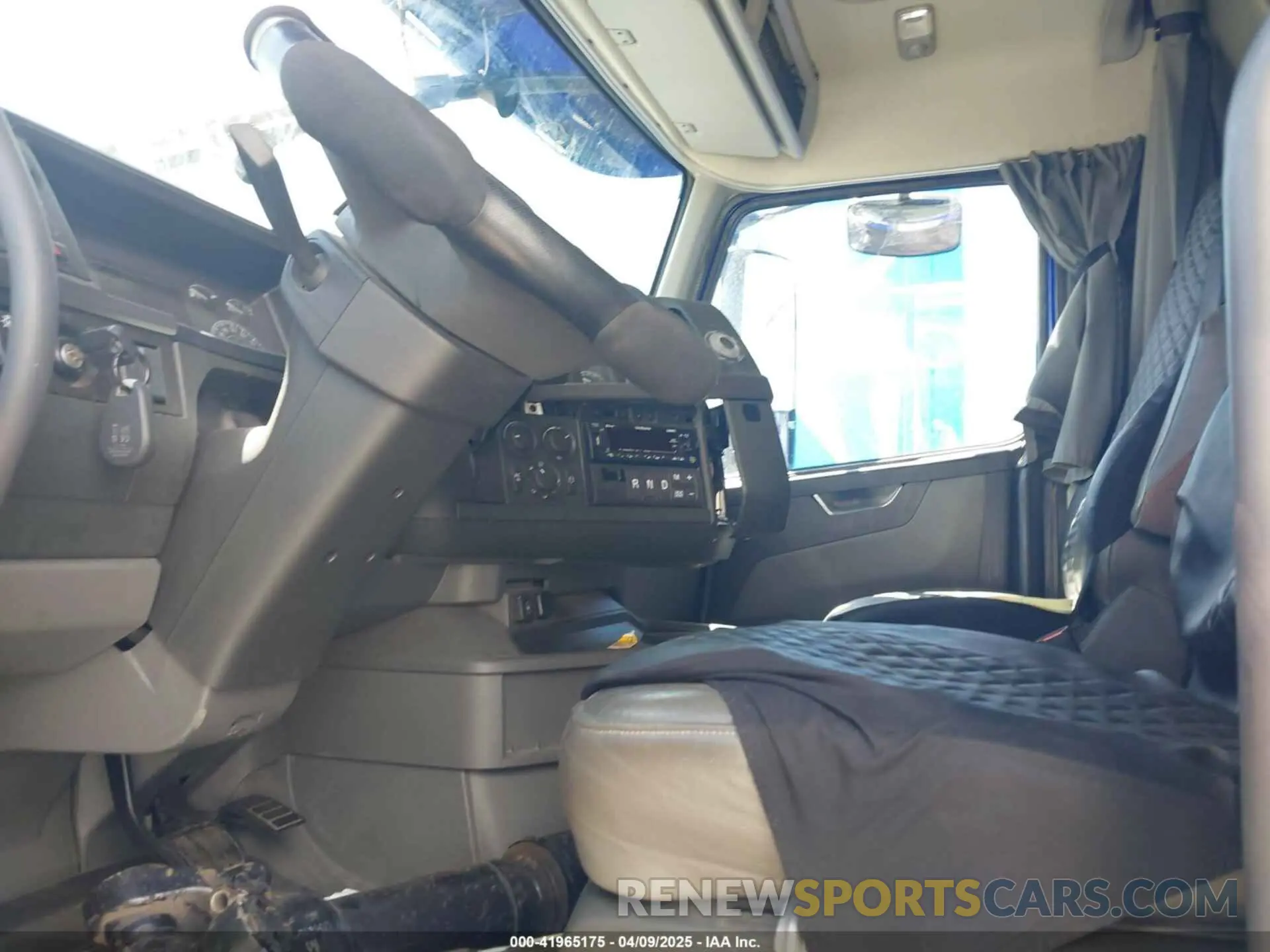 6 Photograph of a damaged car 4V4NC9EH4PN319922 VOLVO VNL 2023