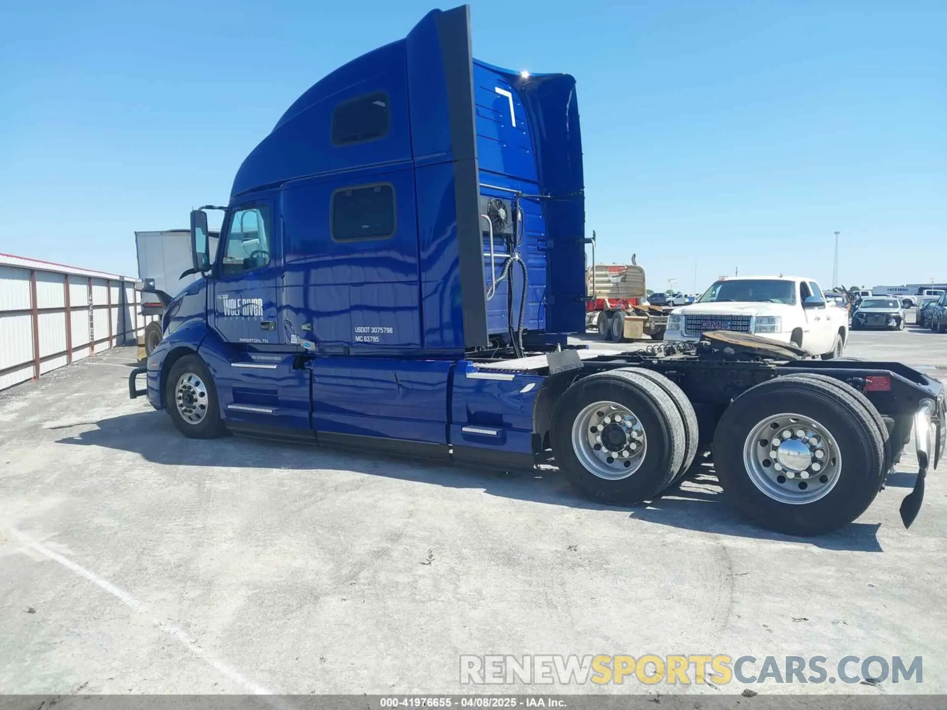 14 Photograph of a damaged car 4V4NC9EH8PN610696 VOLVO VNL 2023