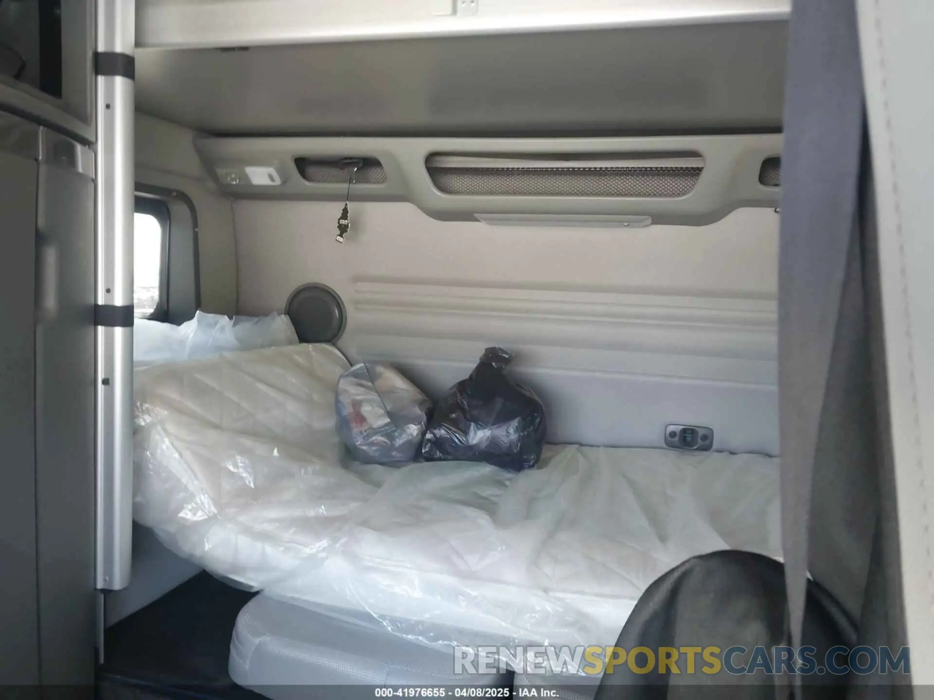 6 Photograph of a damaged car 4V4NC9EH8PN610696 VOLVO VNL 2023